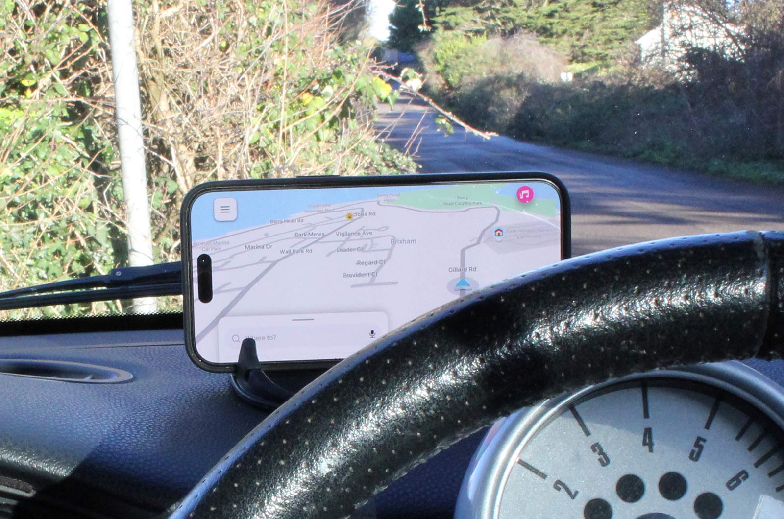 Cinati mobile phone holder with phone mounted