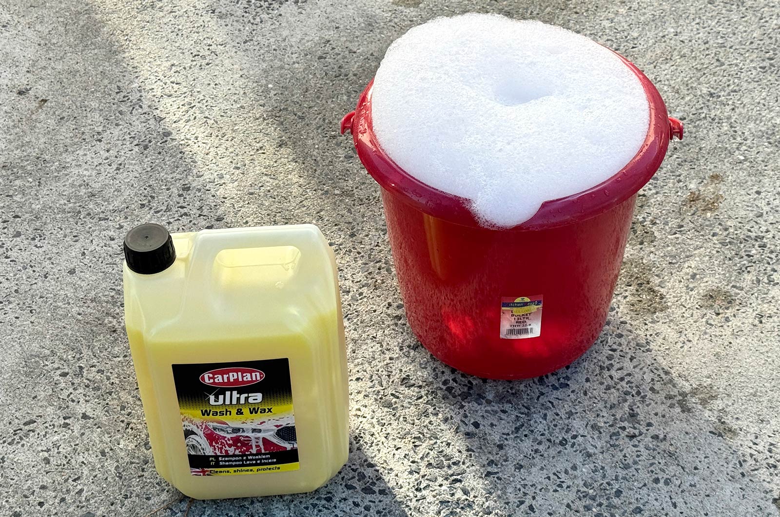 Carplan Ultra Wash & Wax suds