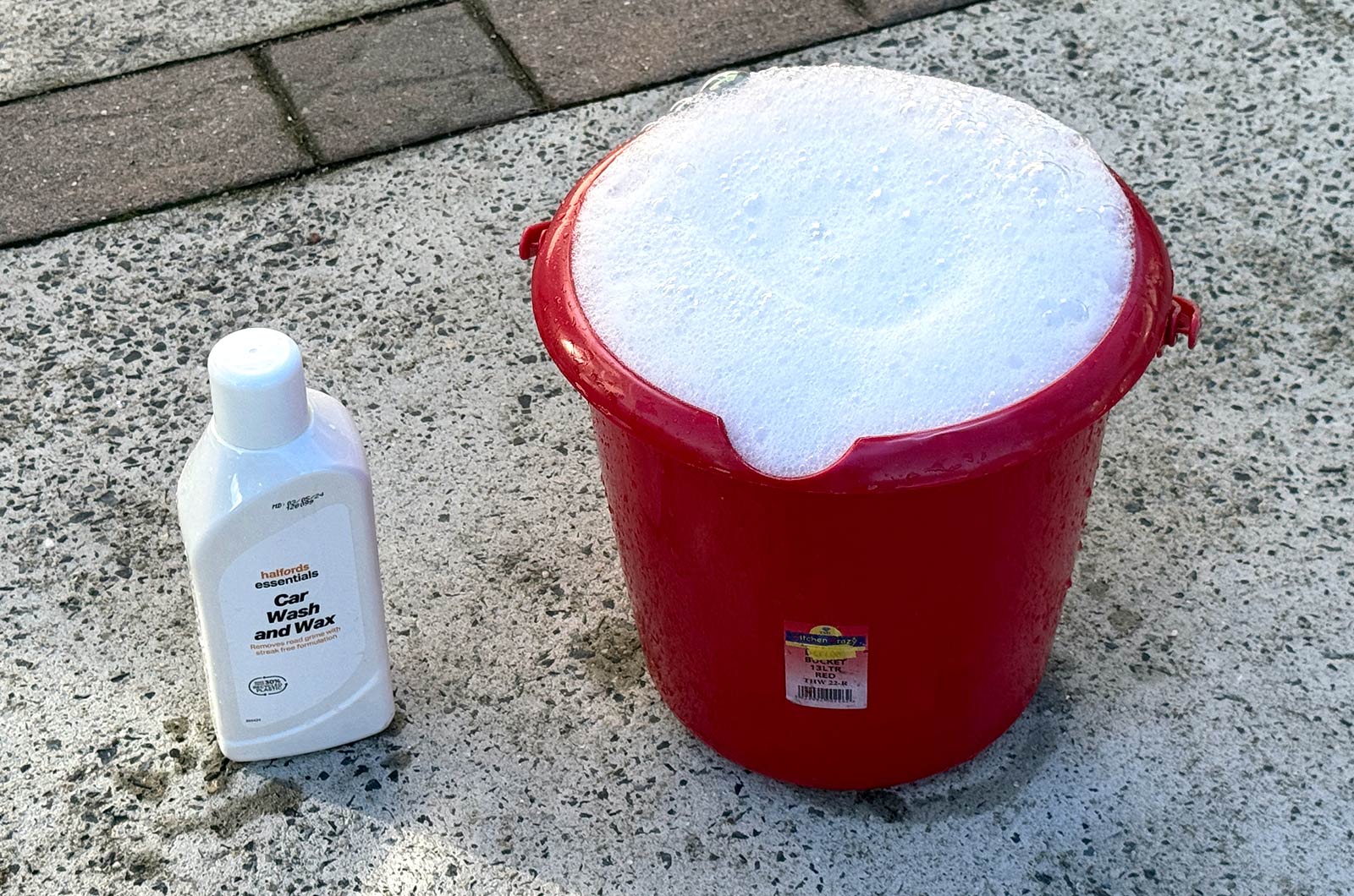 Halfords Essential Car Wash and Wax suds