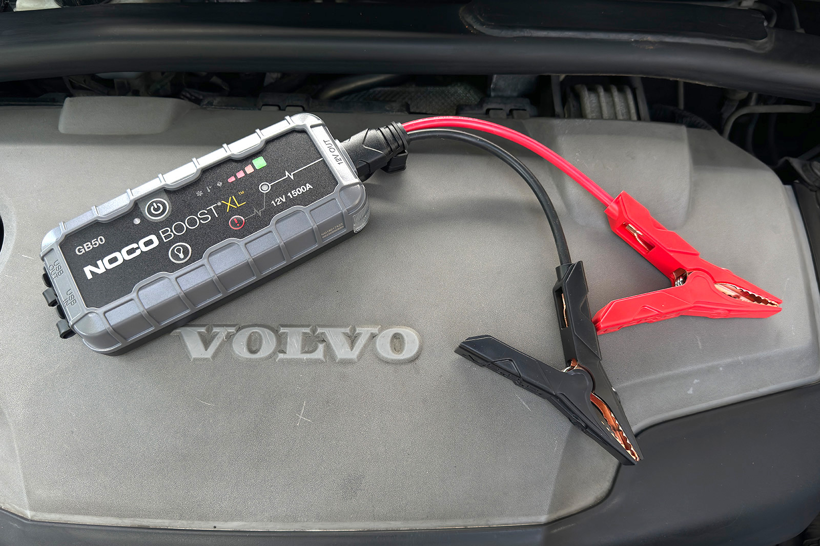 Best jump starters Noco Boost XL 1500A in operation