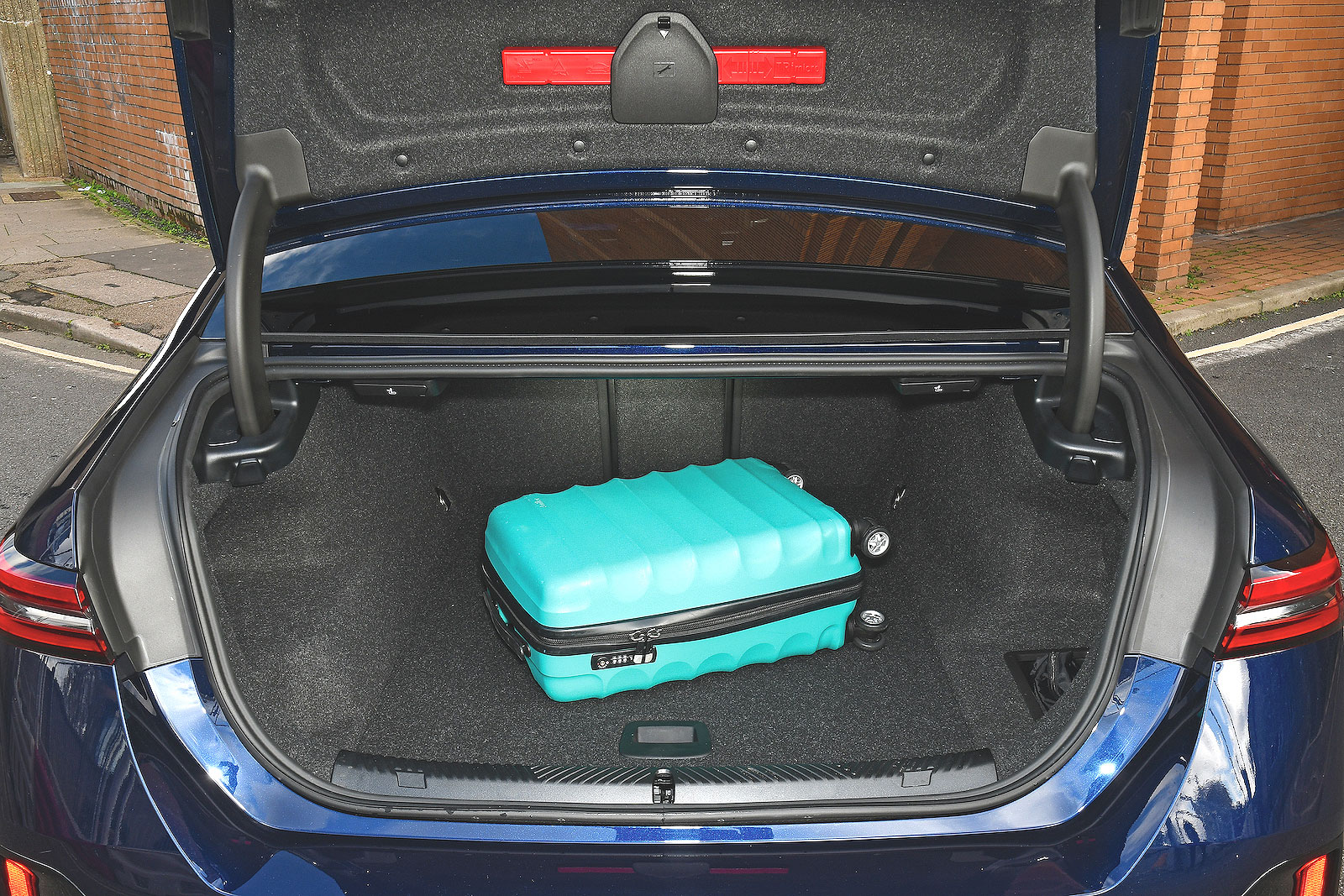 BMW i5 boot open