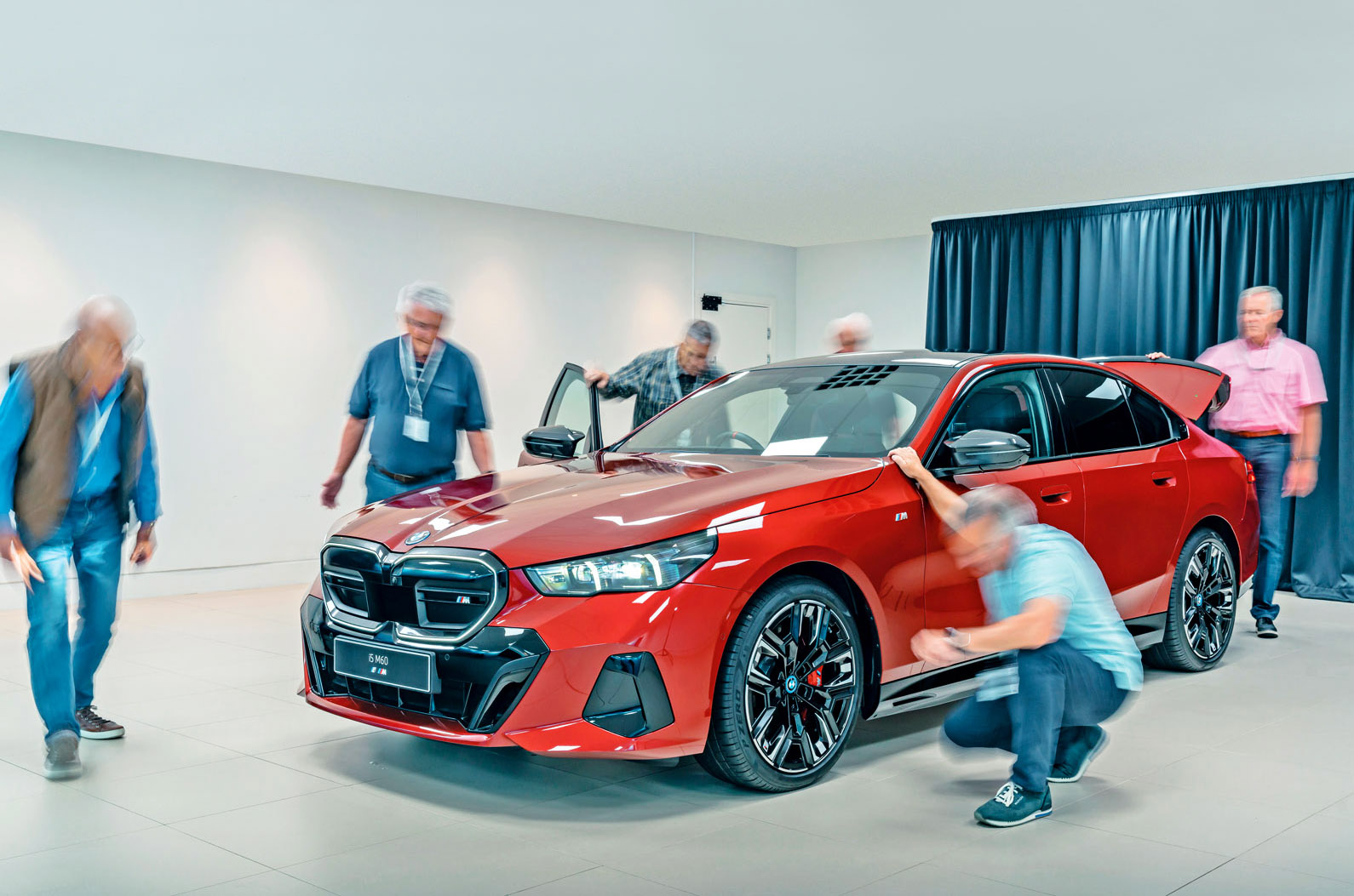 BMW i5 reader test team