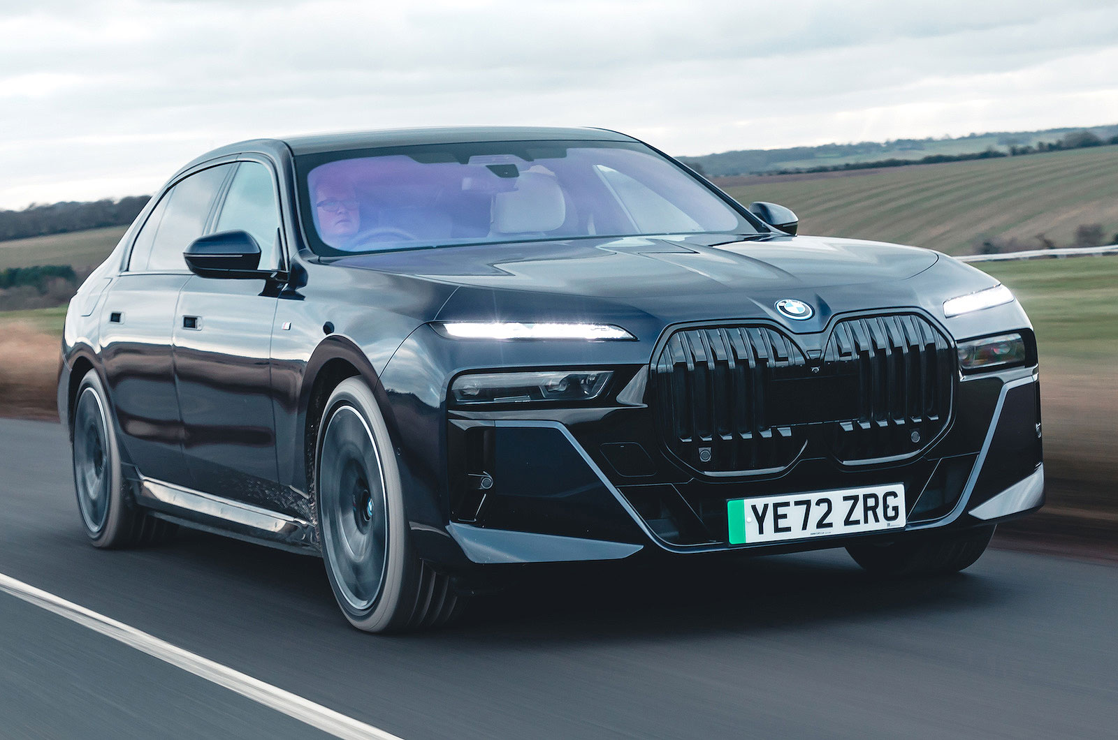 BMW i7 front right driving