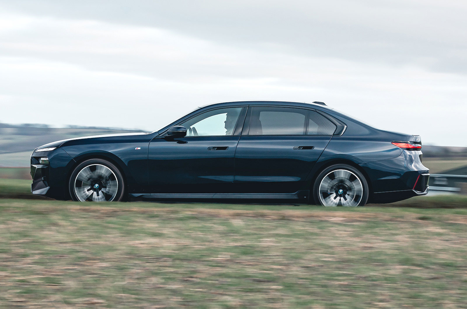 BMW i7 left driving