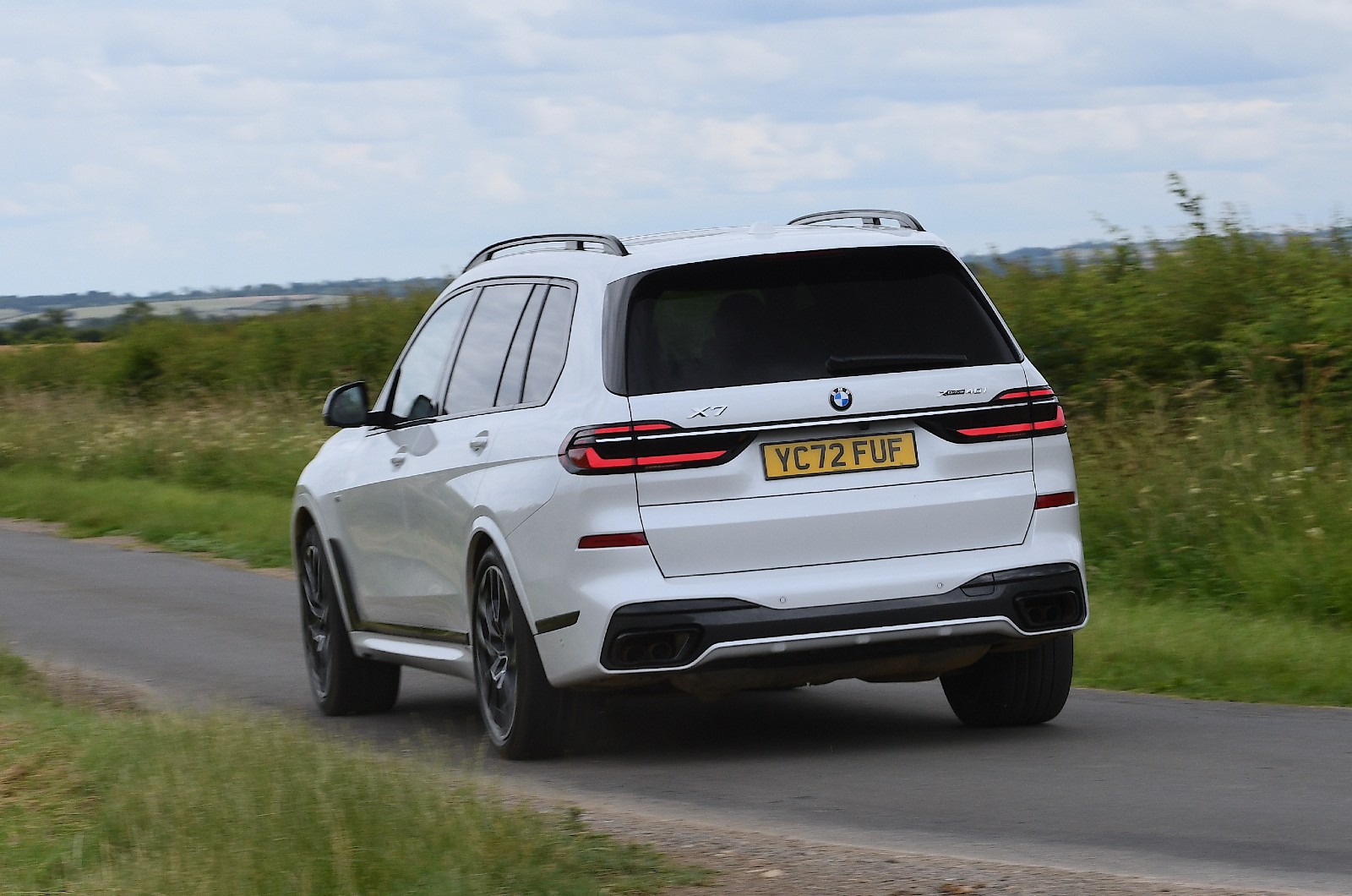 New BMW X7 rear panning