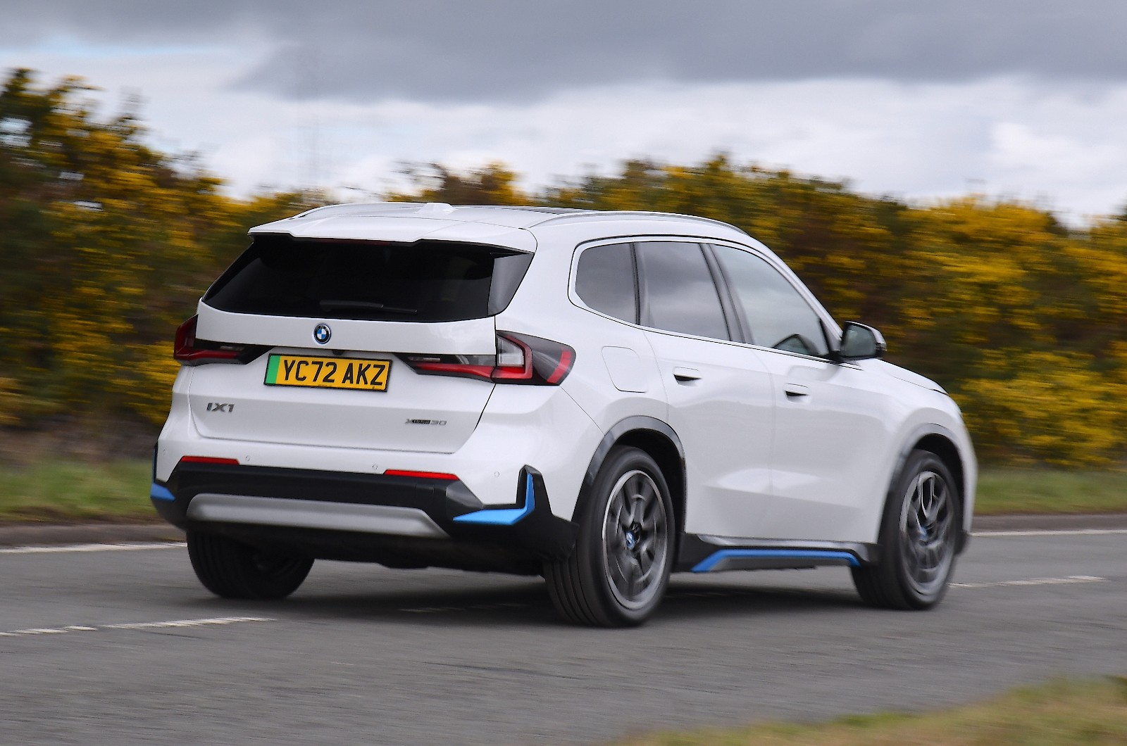 New BMW iX1 rear panning