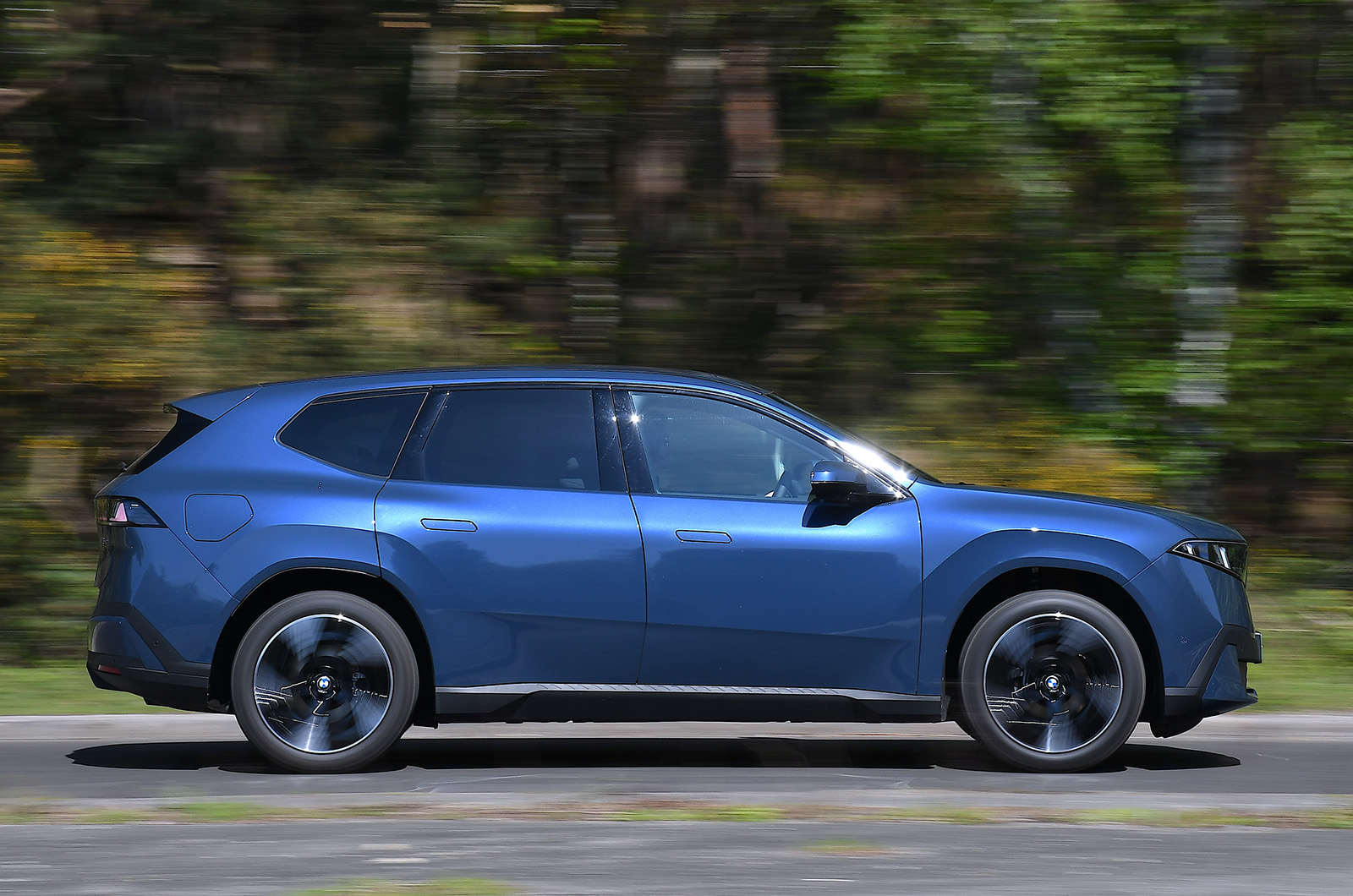BMW iX3 panning