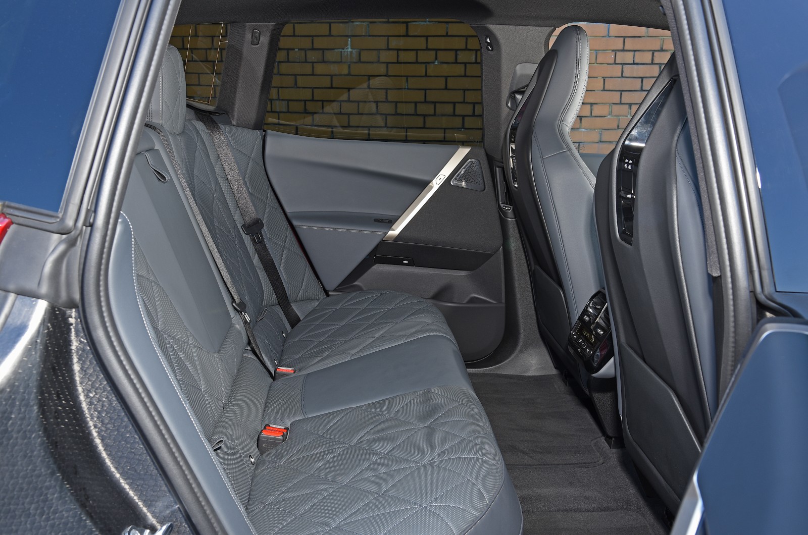 Used BMW iX 2021-present rear space