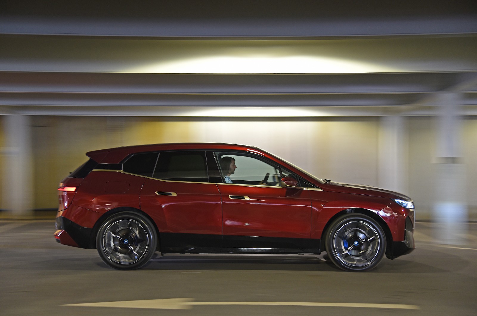 Used BMW iX 2021-present side panning