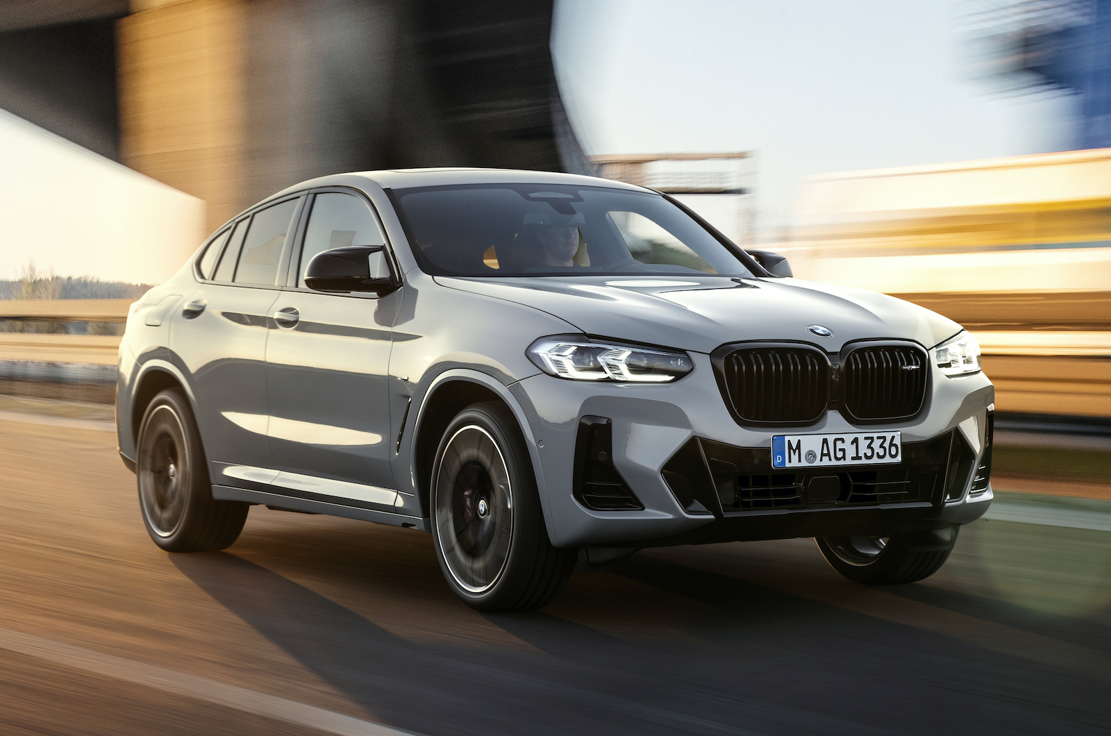 BMW X4 2022 front right tracking