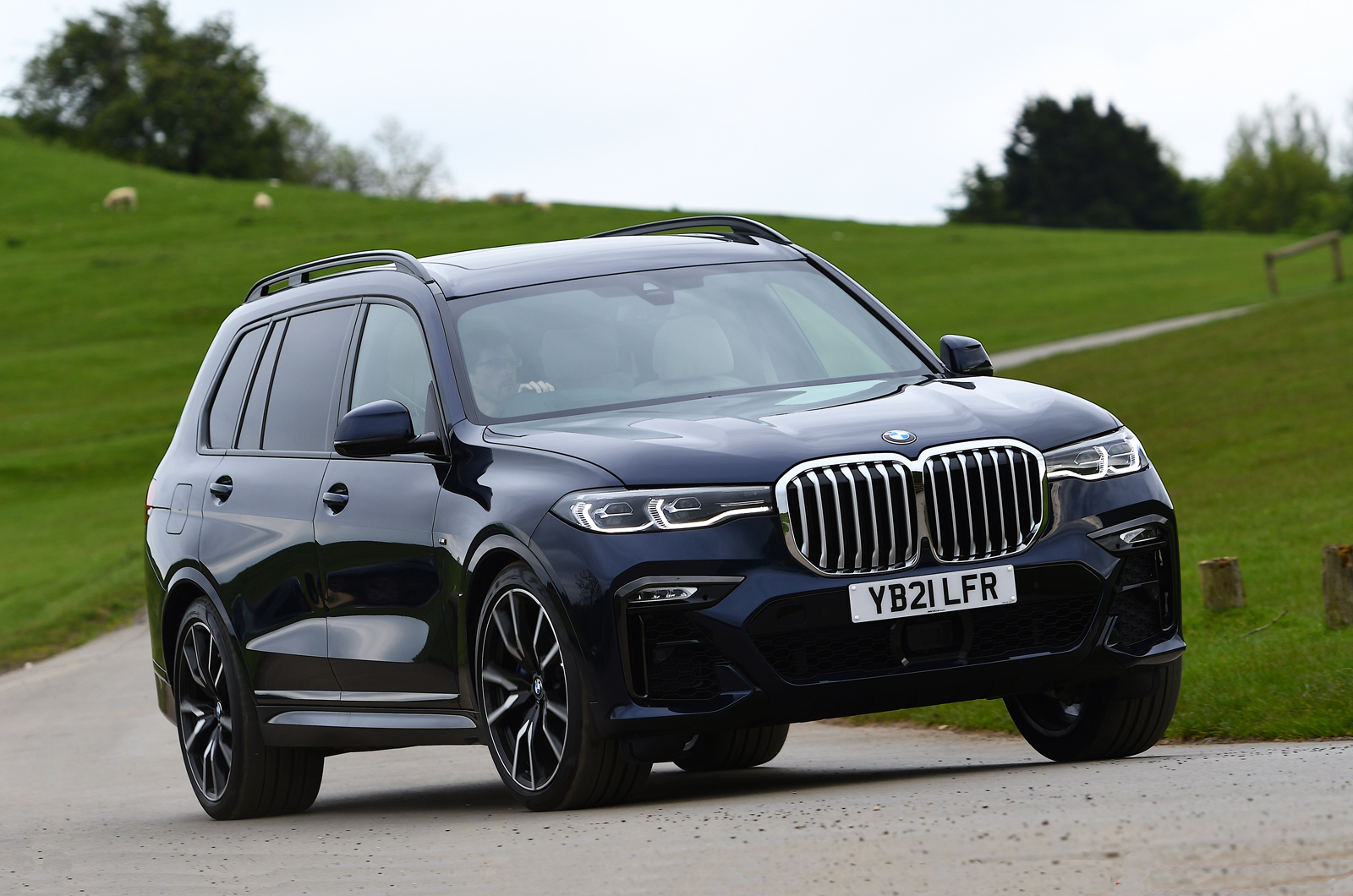 BMW X7 2021 front cornering shot