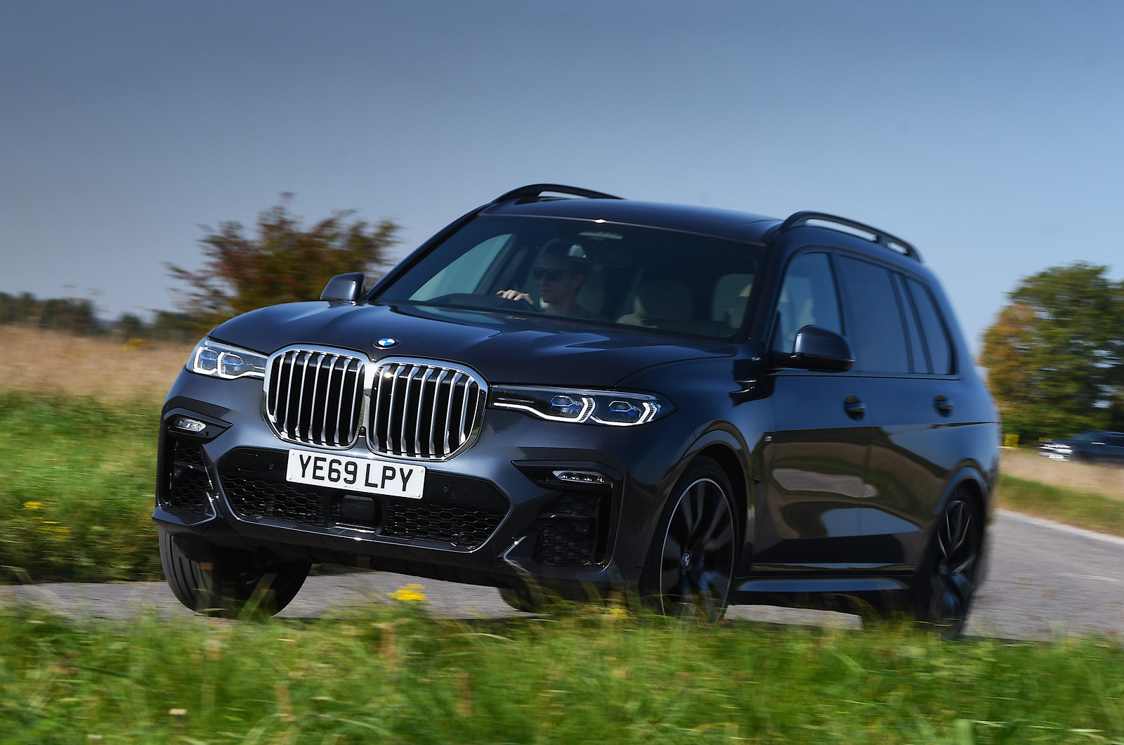 BMW X7 2021 front cornering