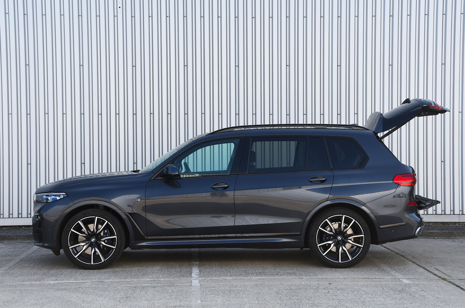 BMW X7 2021 side static