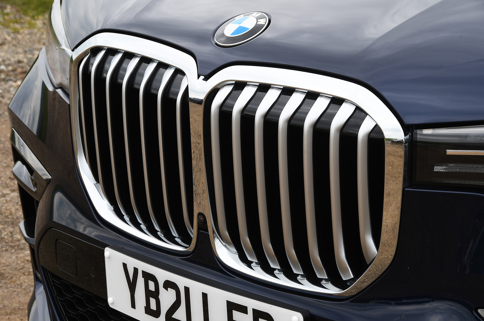 BMW X7 front grille