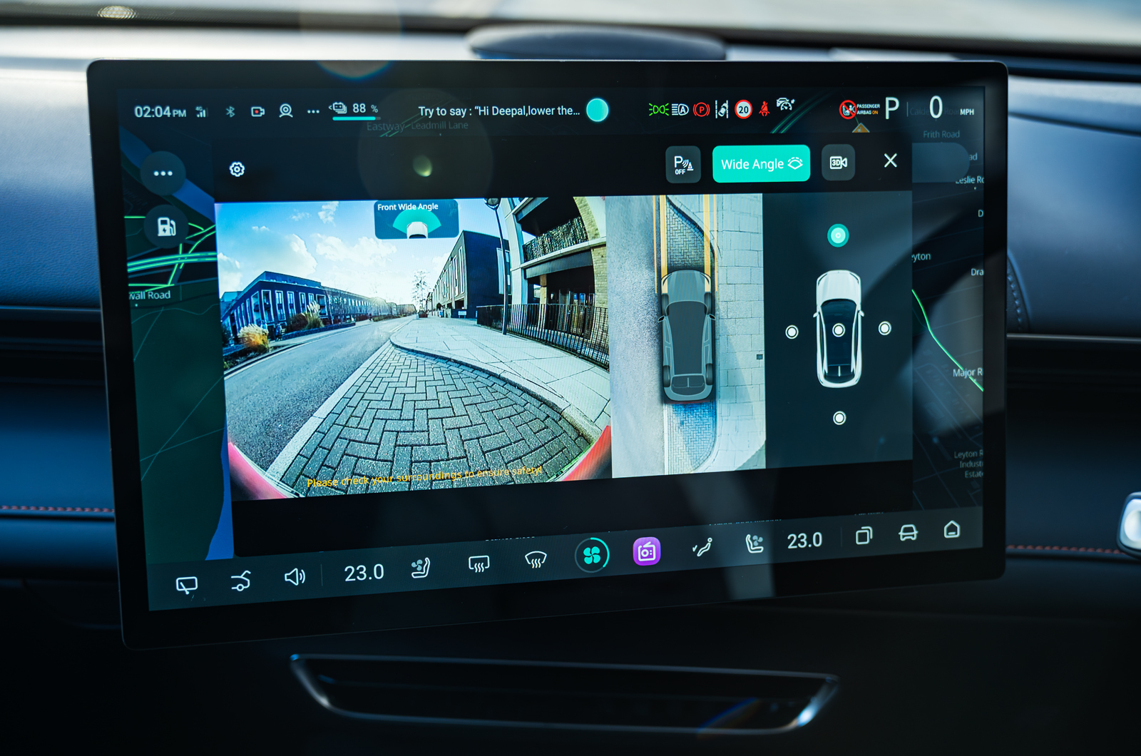 The Changan Deepal S07's 360-degree parking camera in action