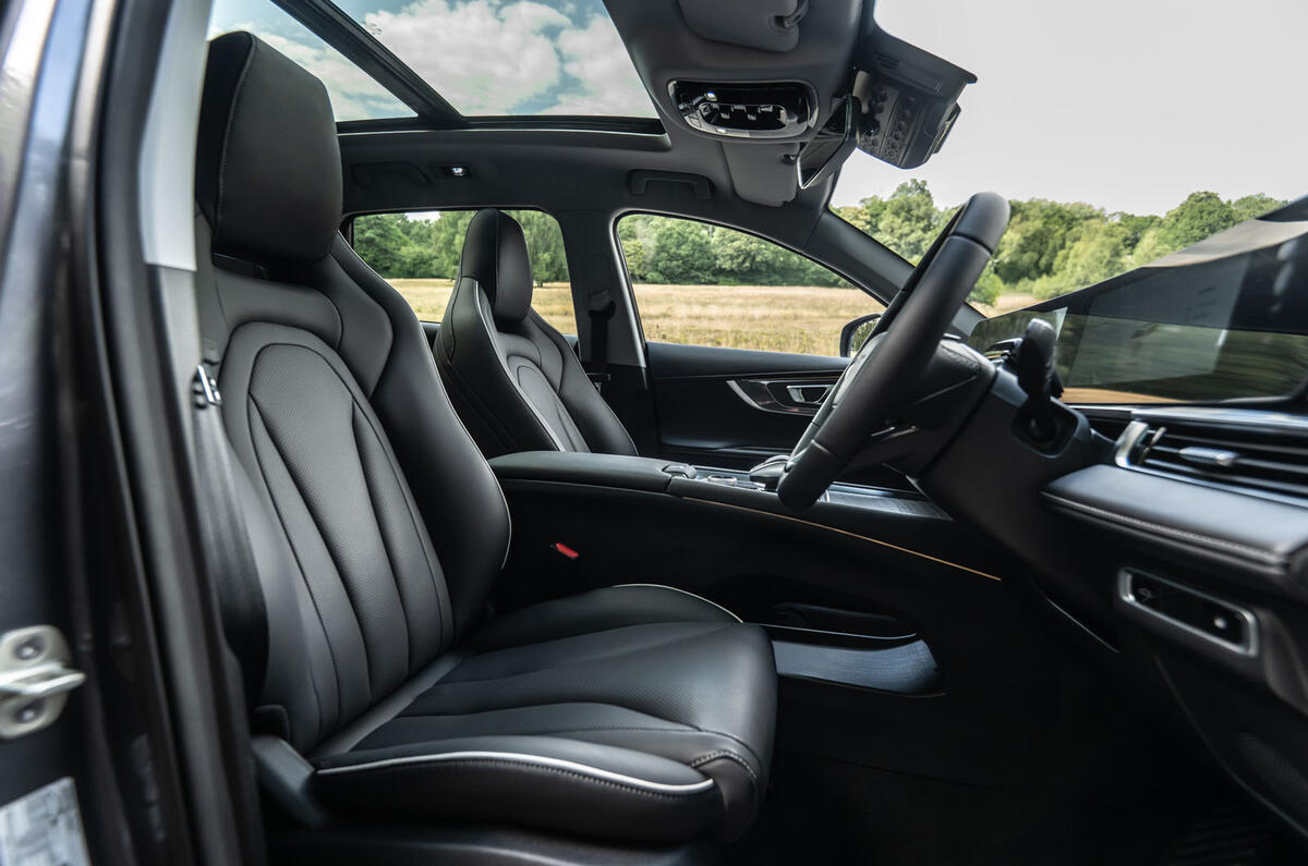 Chery Tiggo 7 interior front seats