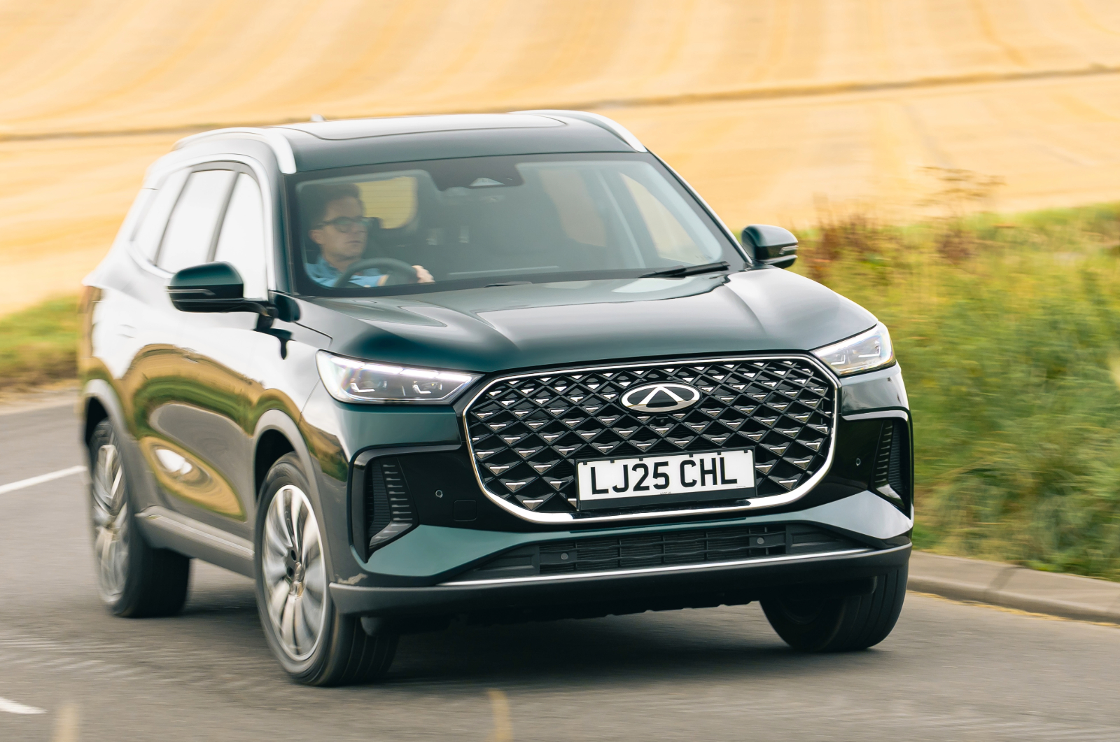 Chery Tiggo 8 front cornering