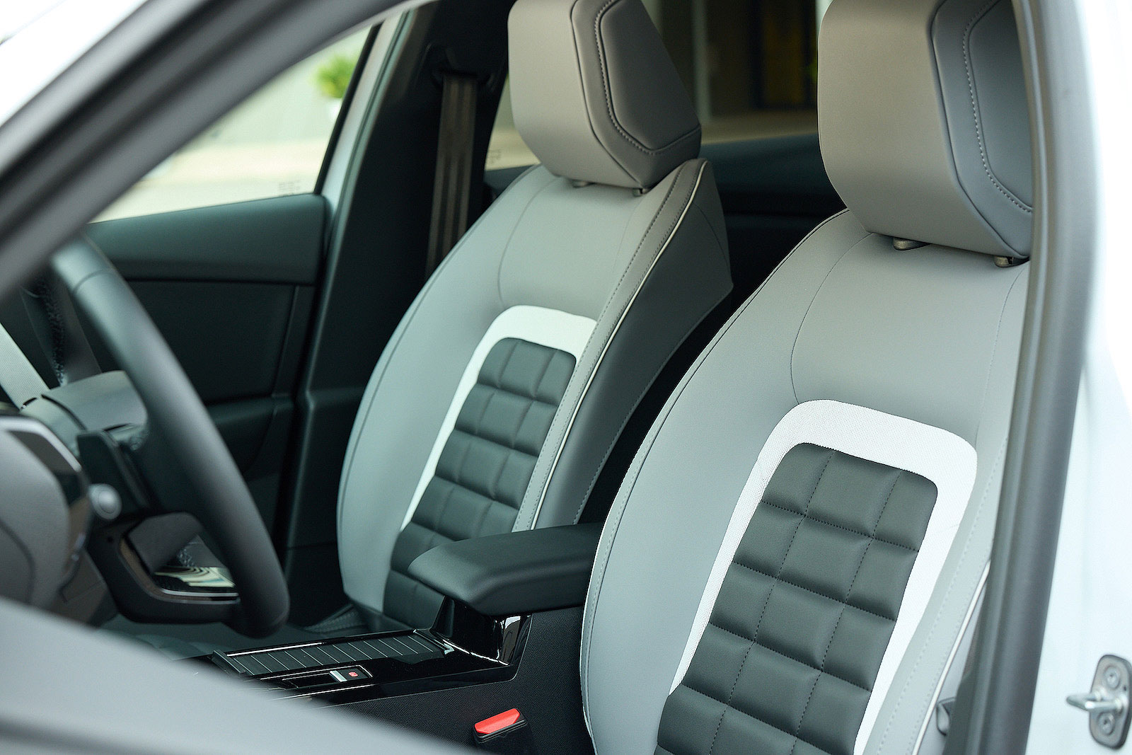 Citroen C4 X front seats
