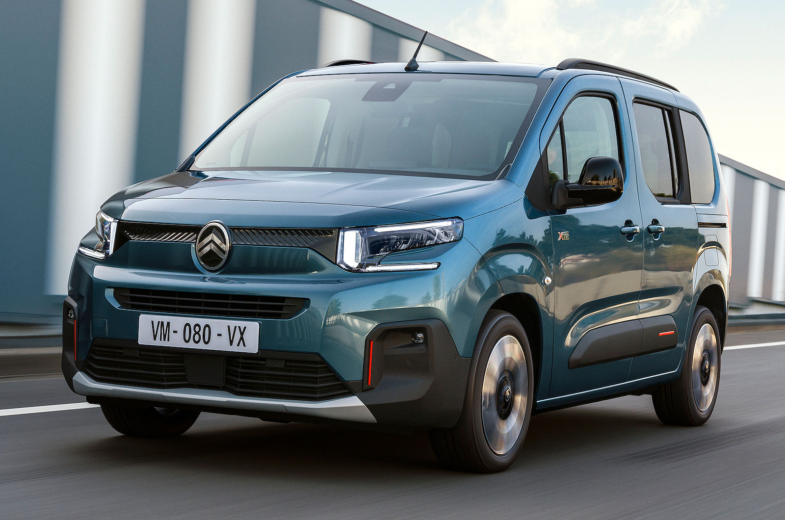 Citroën ë-Berlingo front left driving