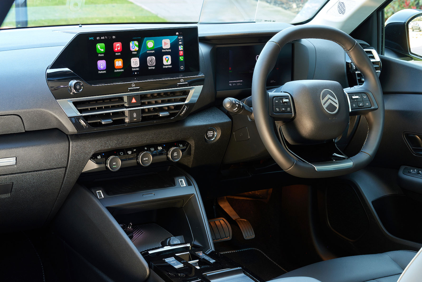 Citroën ë-C4 steering wheel and screens