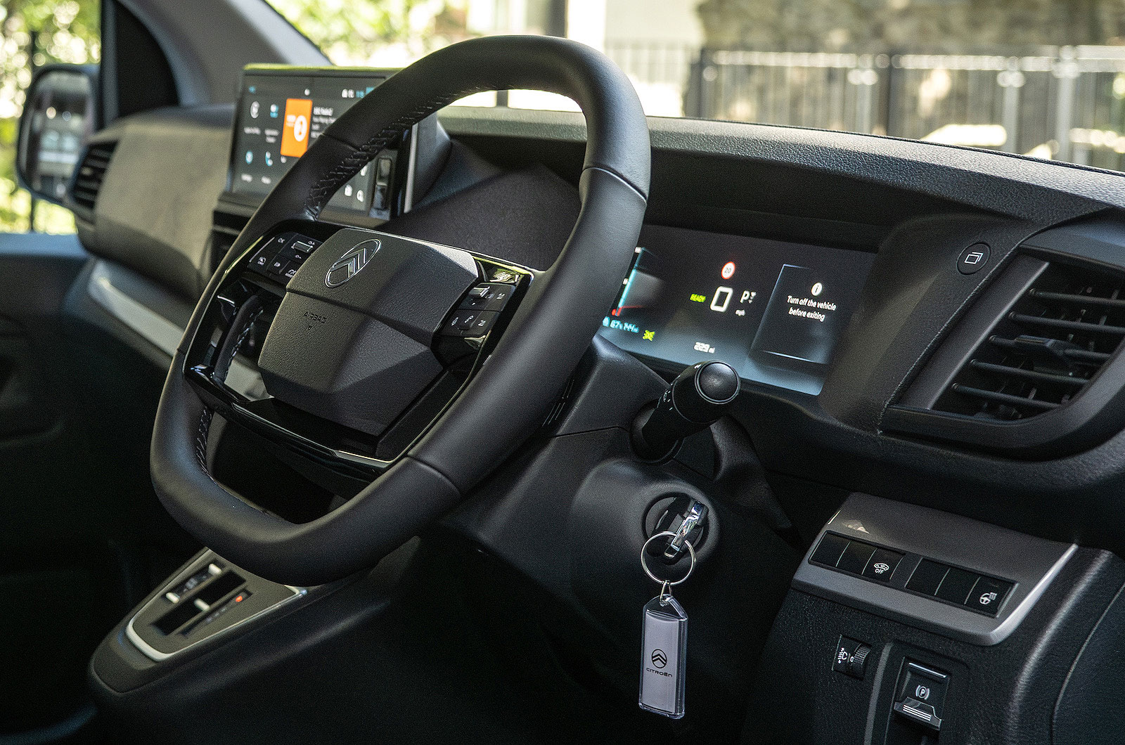 Citroën ë-Dispatch steering wheel and screens