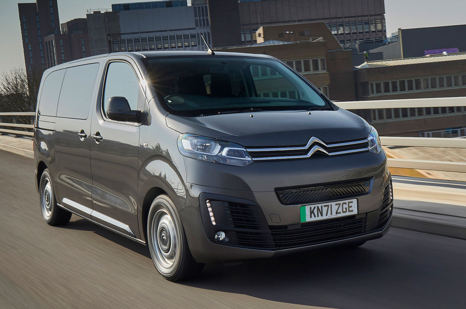 Citroen e-SpaceTourer front right tracking