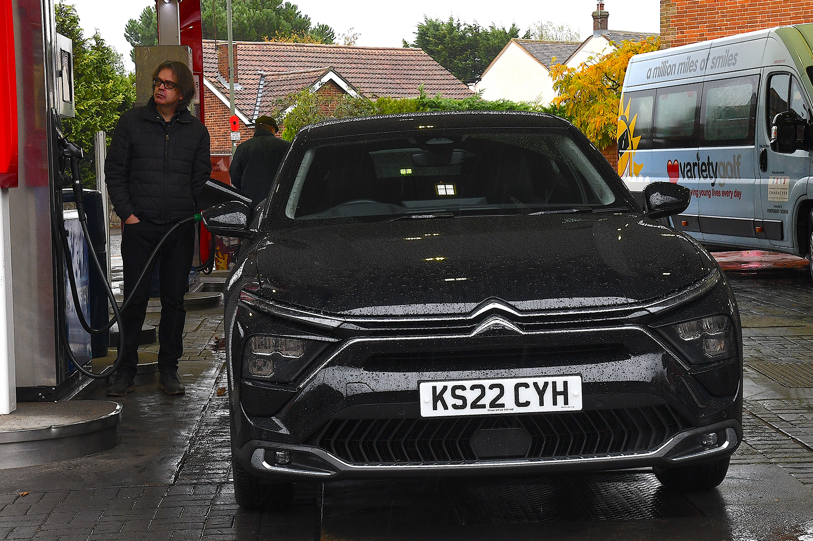 Citroen C5 X at fuel pump