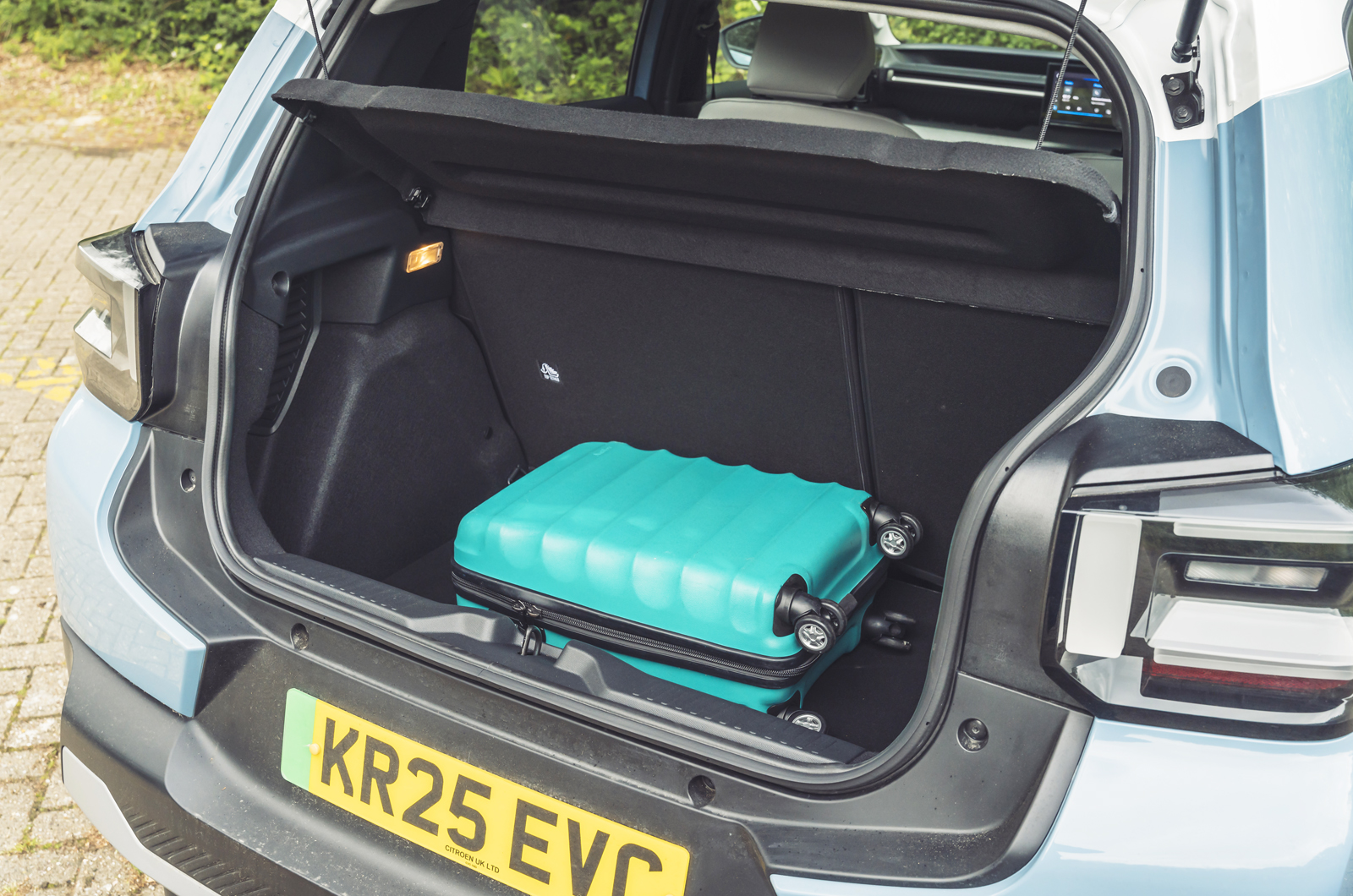 Citroen e-C3 boot with suitcase