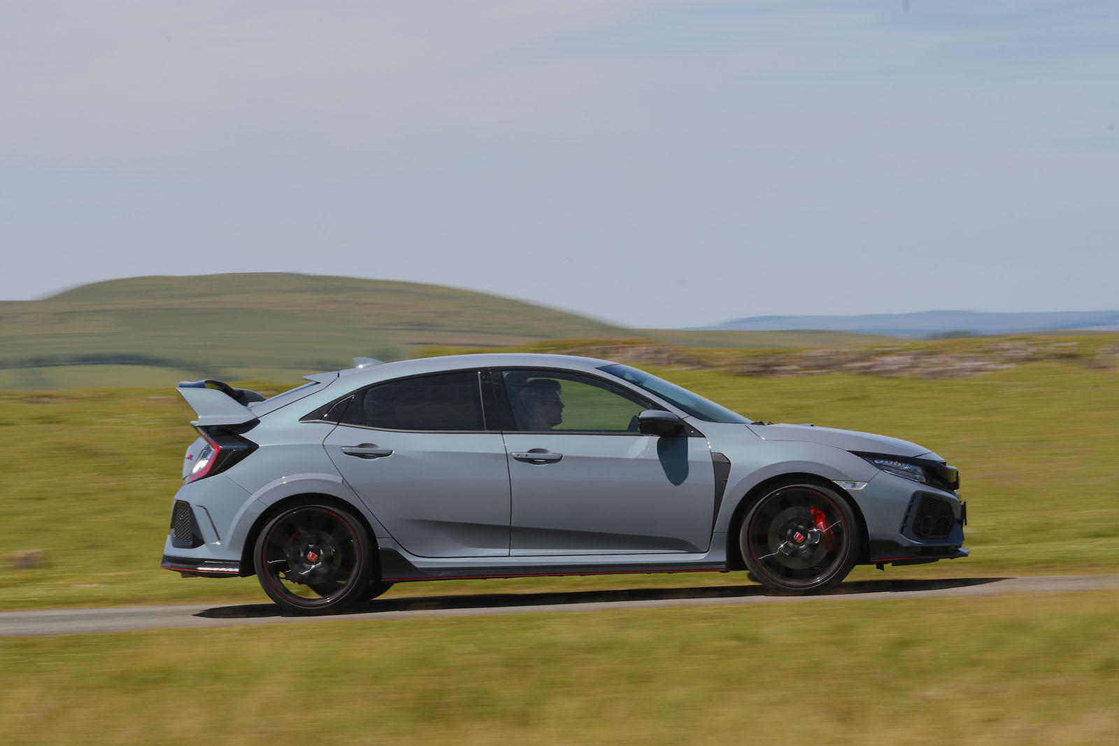 Honda Civic Type R 2018 right side tracking shot