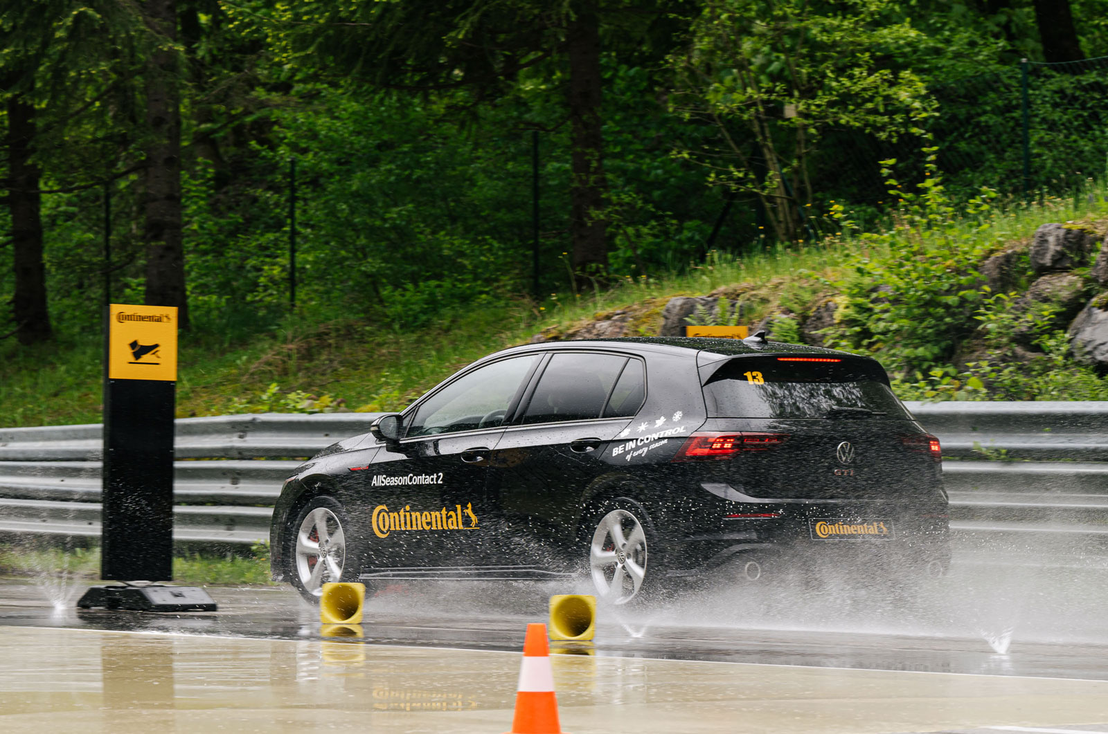 continental-Allseasoncontact2-tyres-being-tested