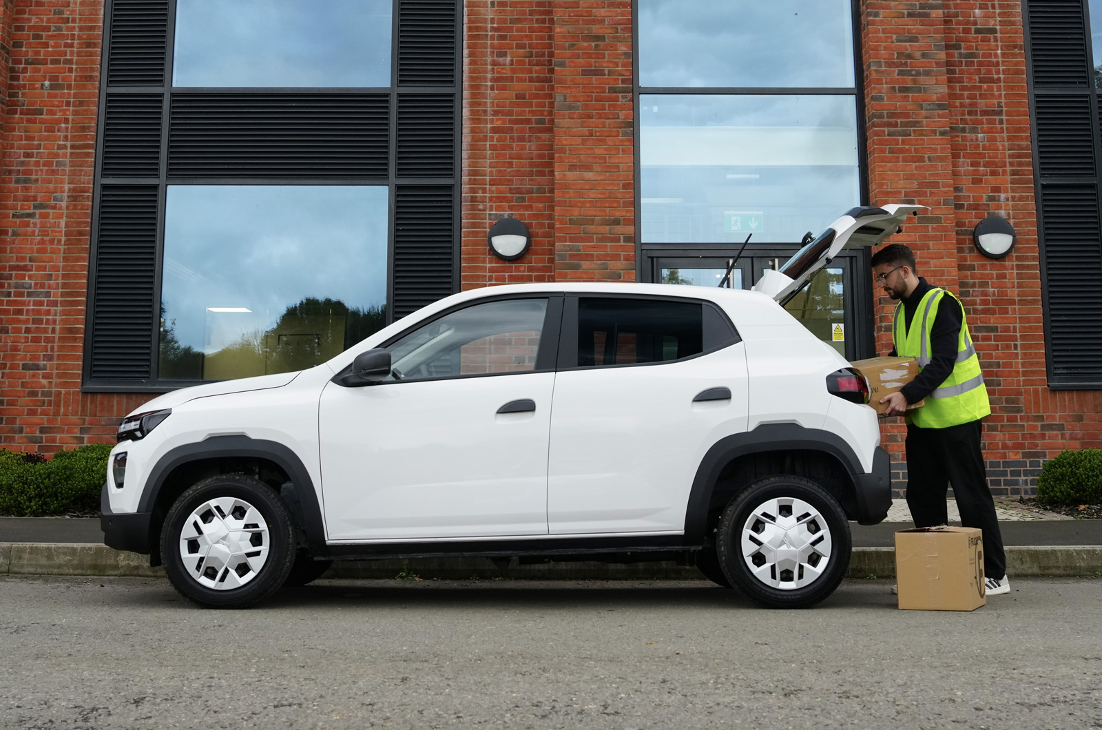 Dacia Spring Cargo being loaded