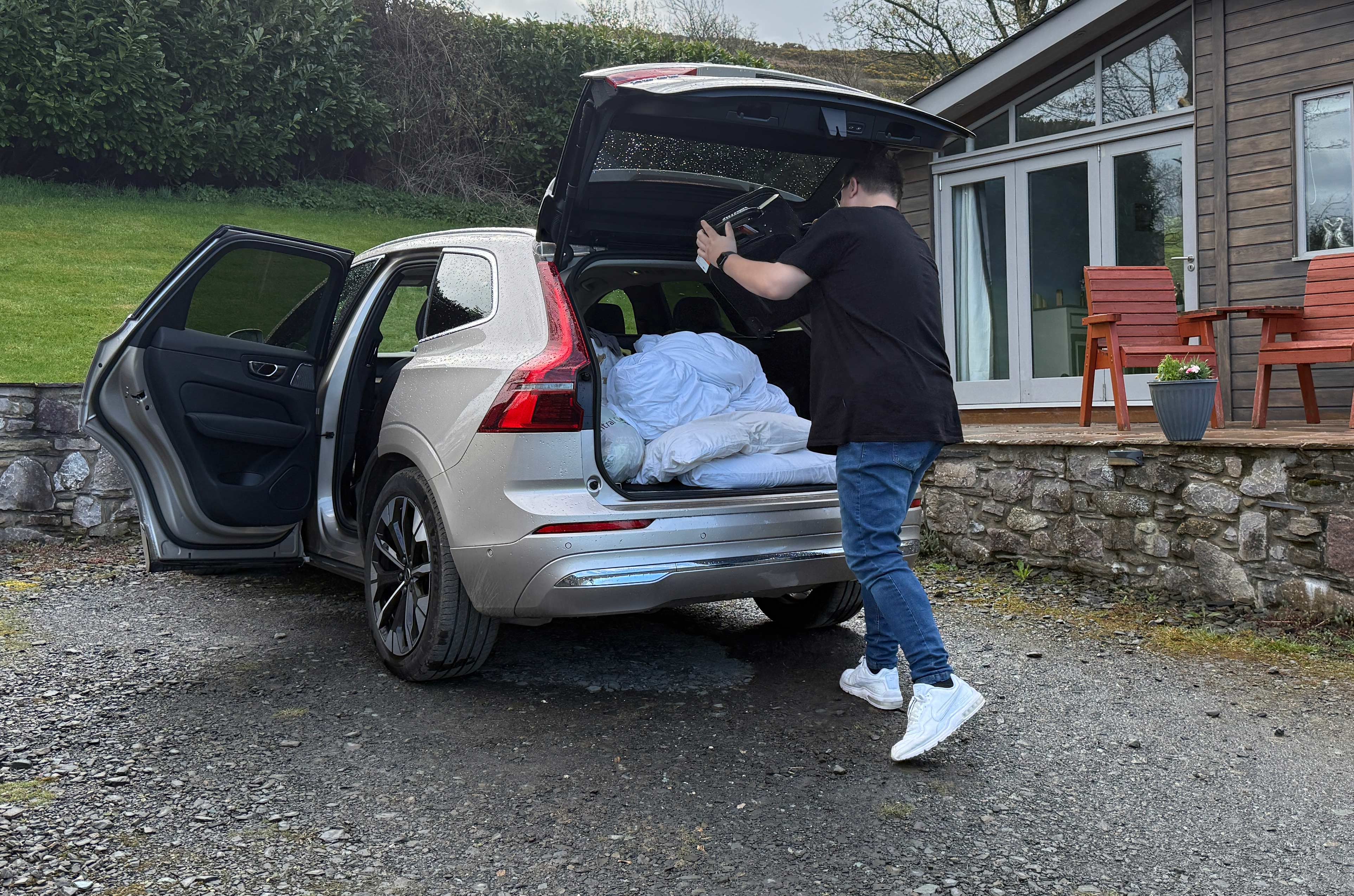 Loading luggage in Volvo XC60