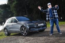 darren-with-vr-headset-and-genesis-gv70