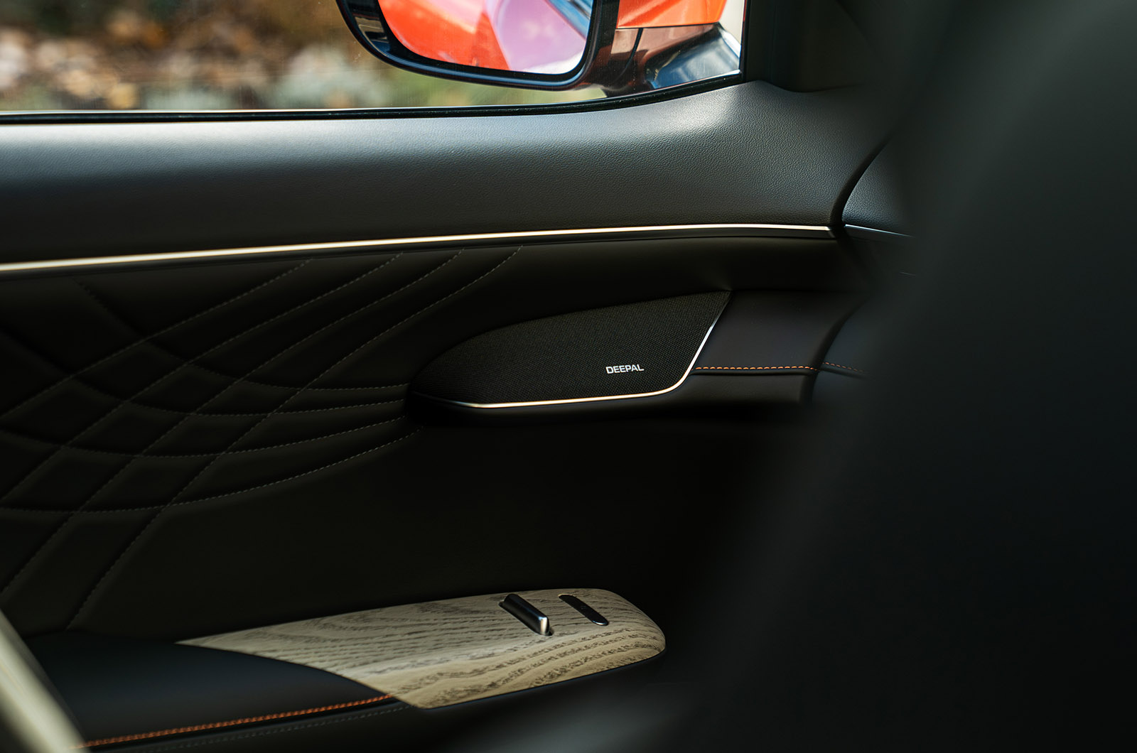 Detail shot of the interior door panel of a Changan Deepal S07