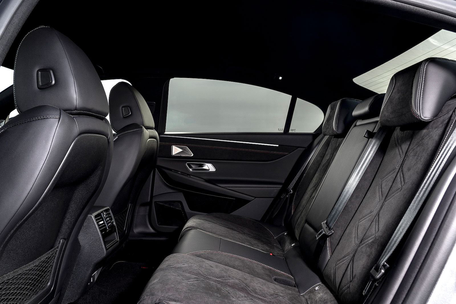 DS 9 interior back seats