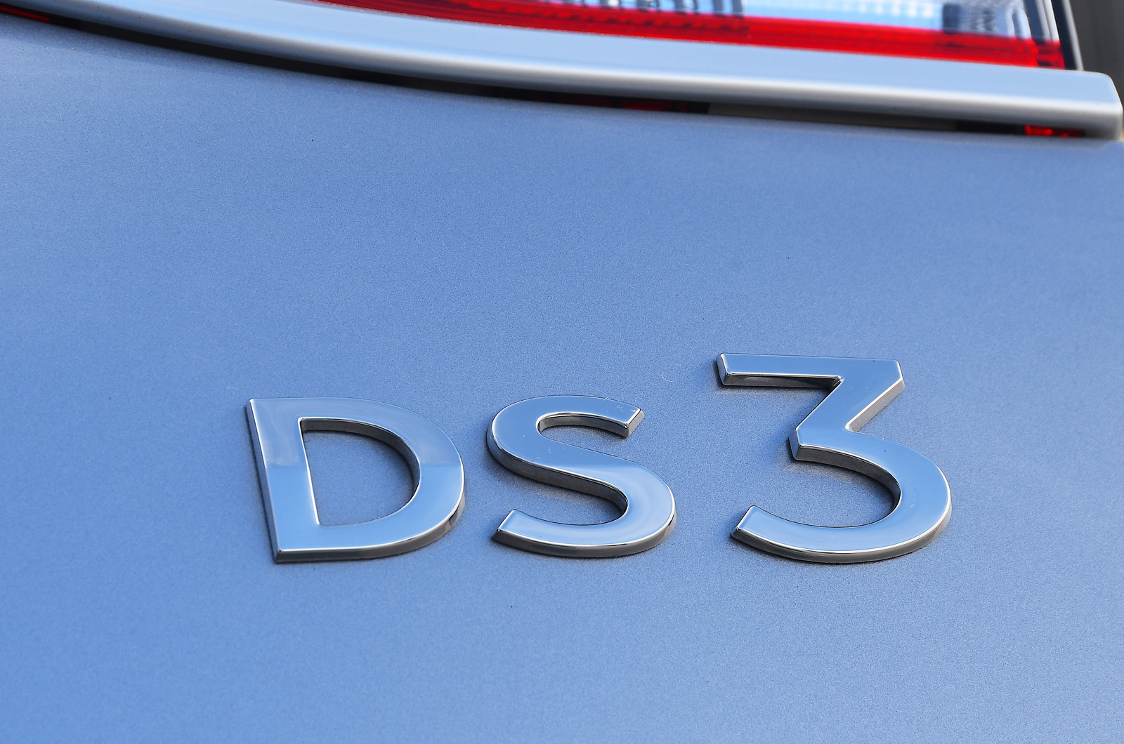 DS 3 Crossback E-Tense badge