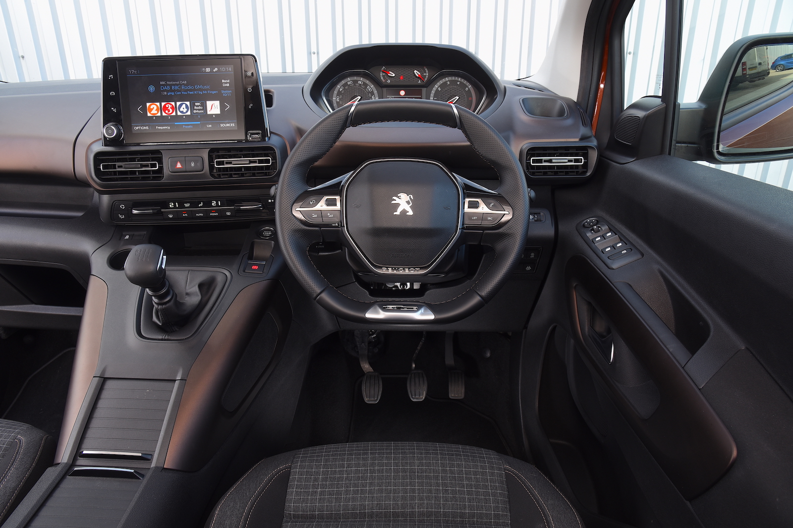 2018 Peugeot Rifter cornering dash