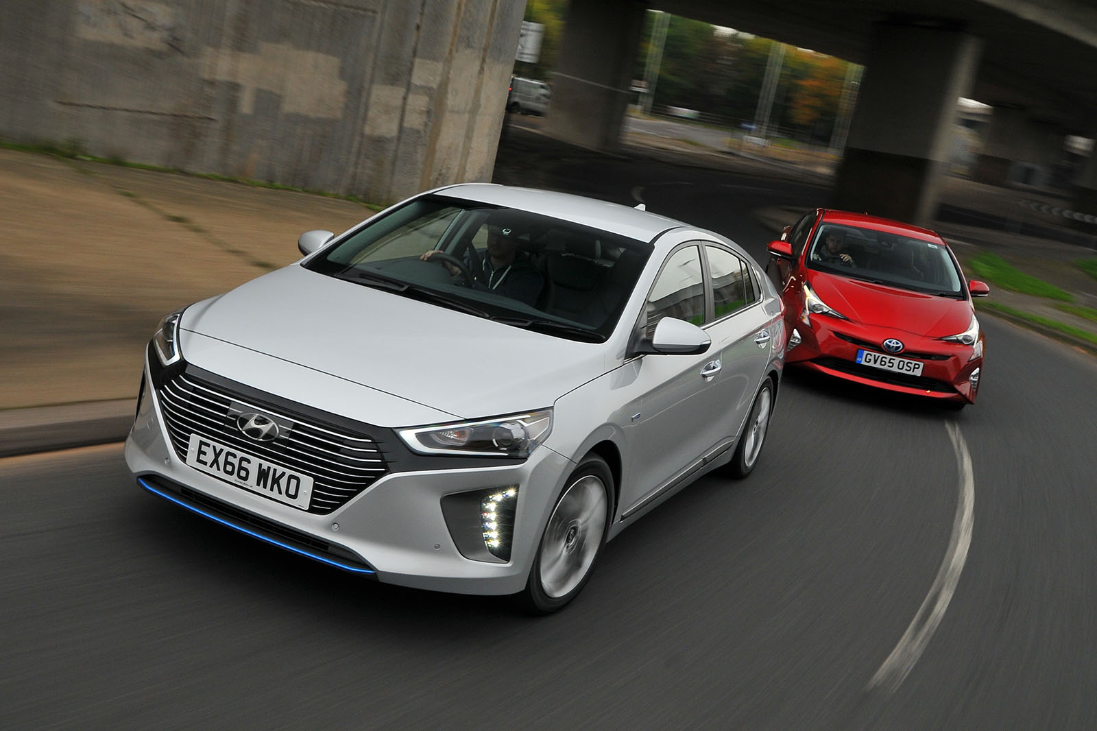 Used test: Hyundai Ioniq vs Toyota Prius