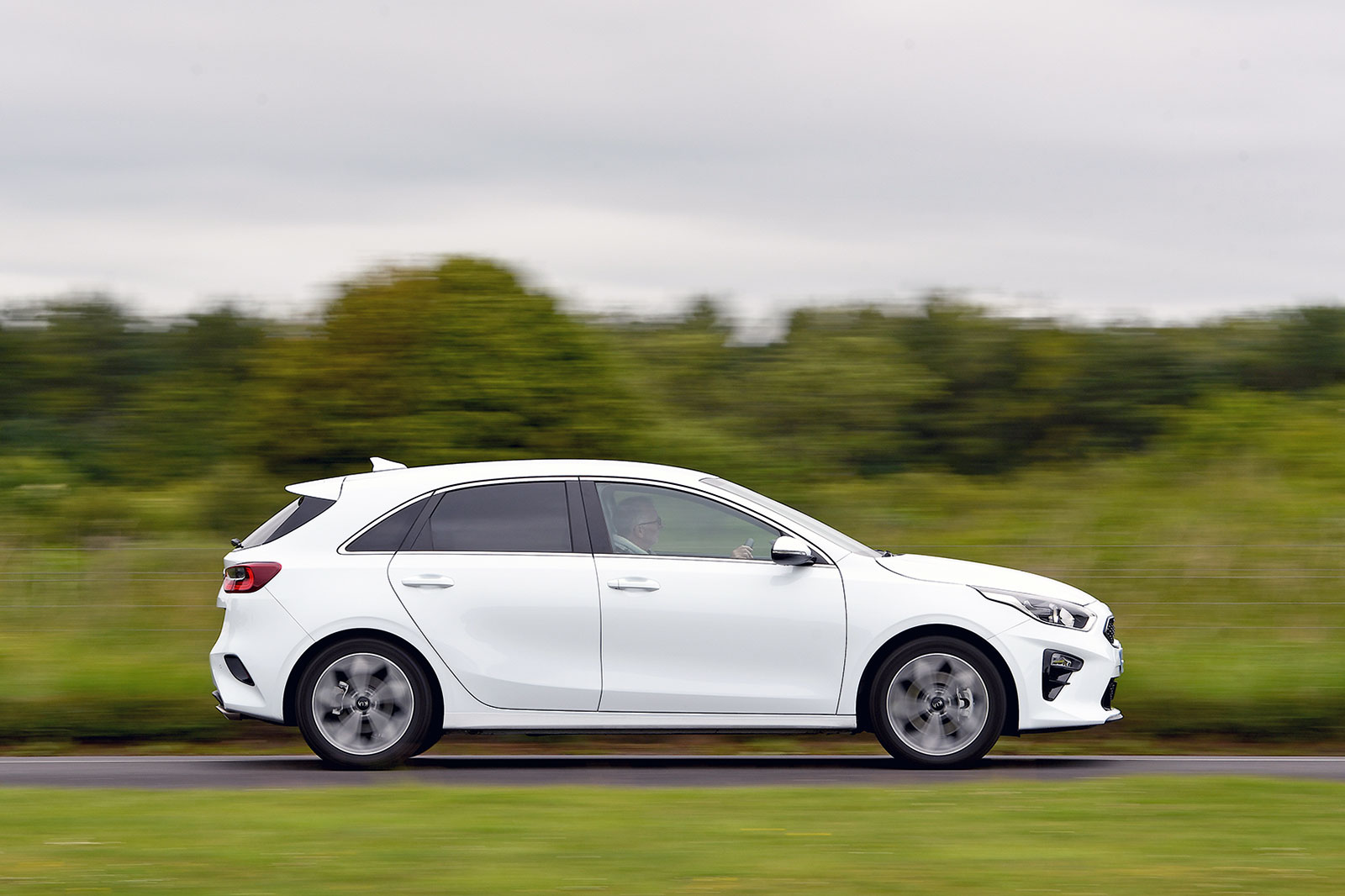 Kia Ceed driving