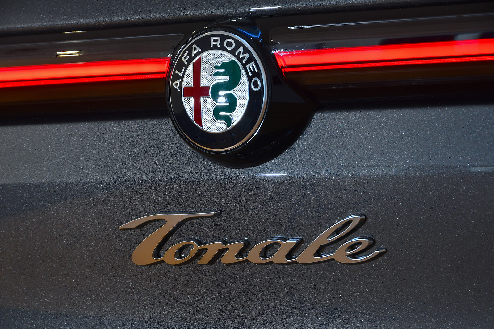 Alfa Romeo Tonale 2022 Reader Test Team - rear badge
