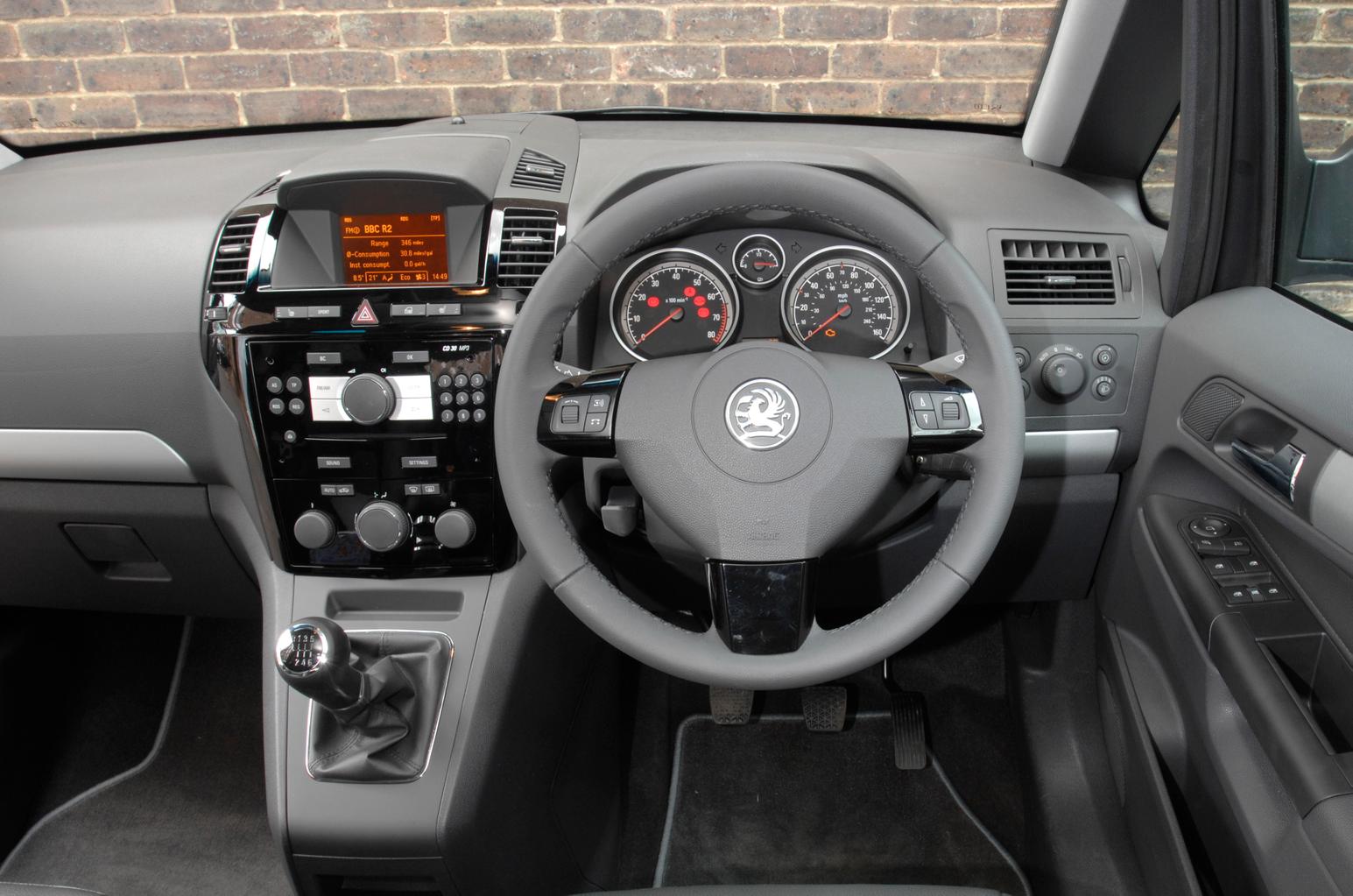 Used Vauxhall Zafira review 05-15