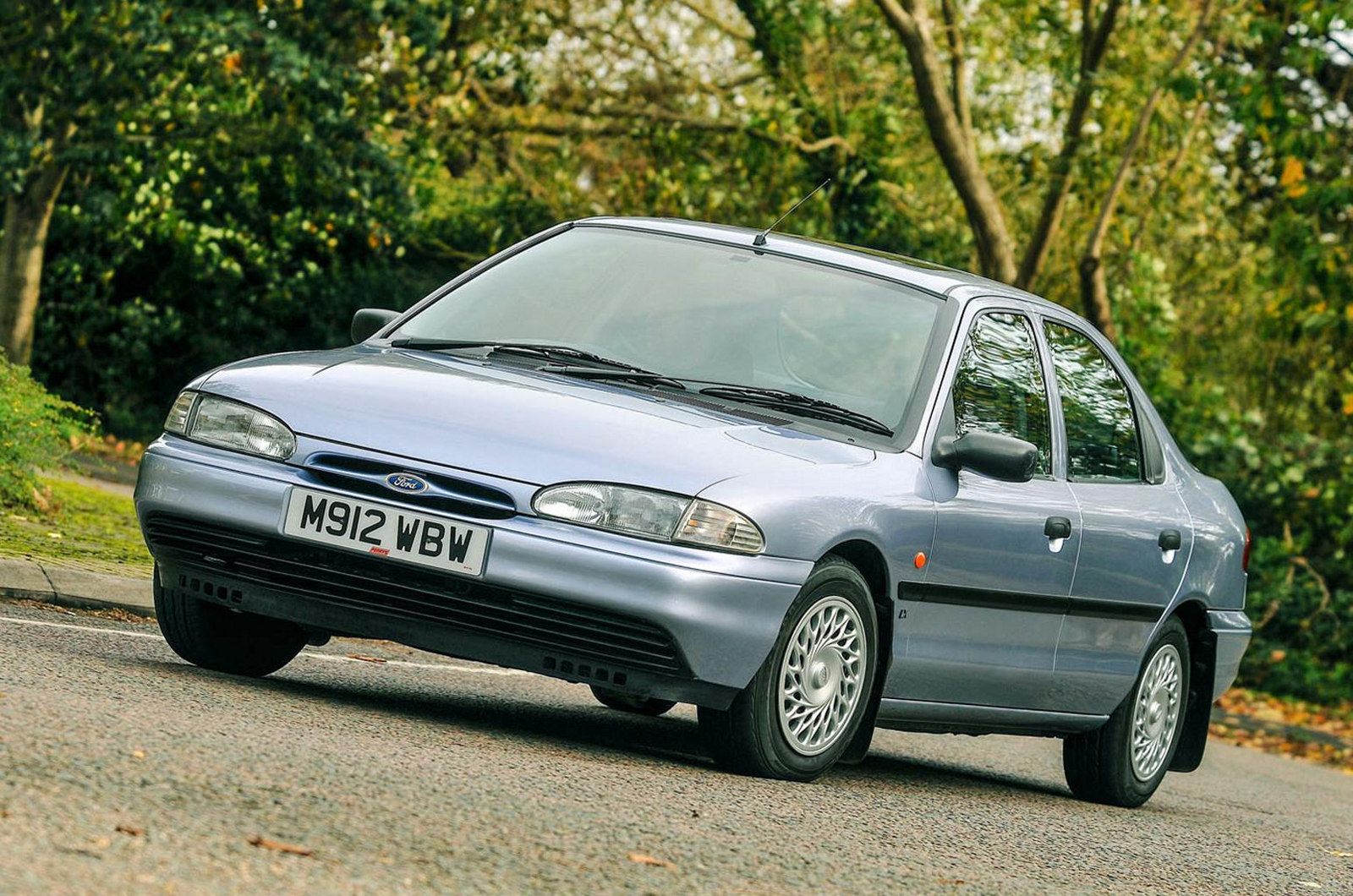 Ford Mondeo front cornering 1993