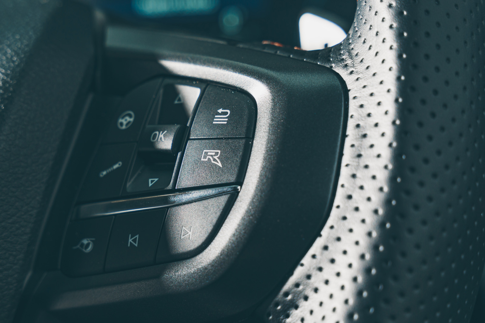Ford Ranger Raptor 2023 steering wheel buttons