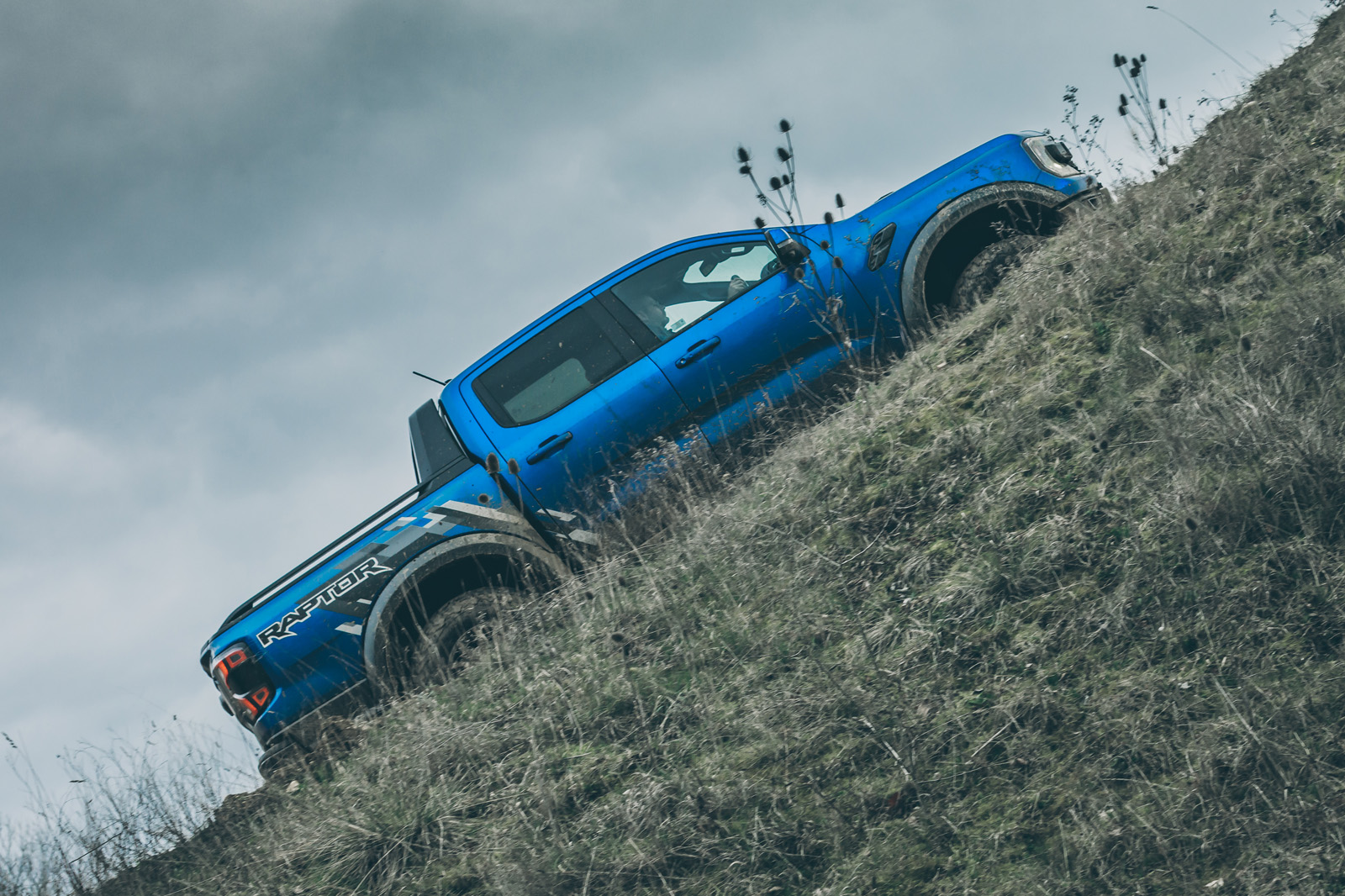 Ford Ranger Raptor off-road, uphill 2023