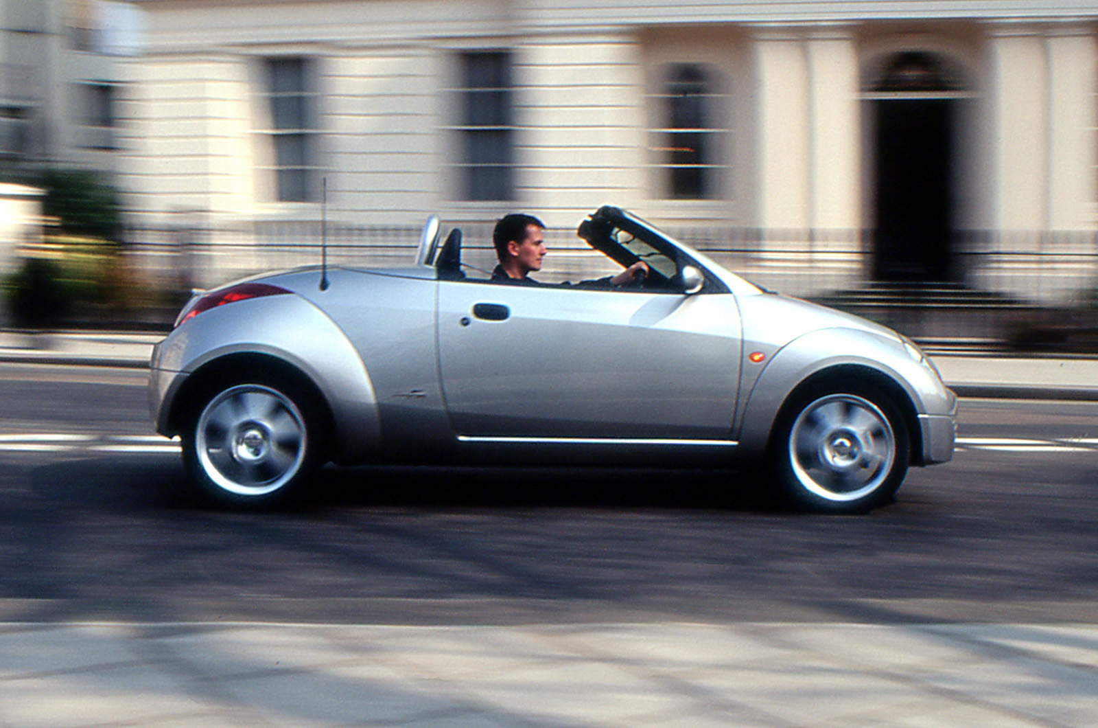 Ford Streetka side driving
