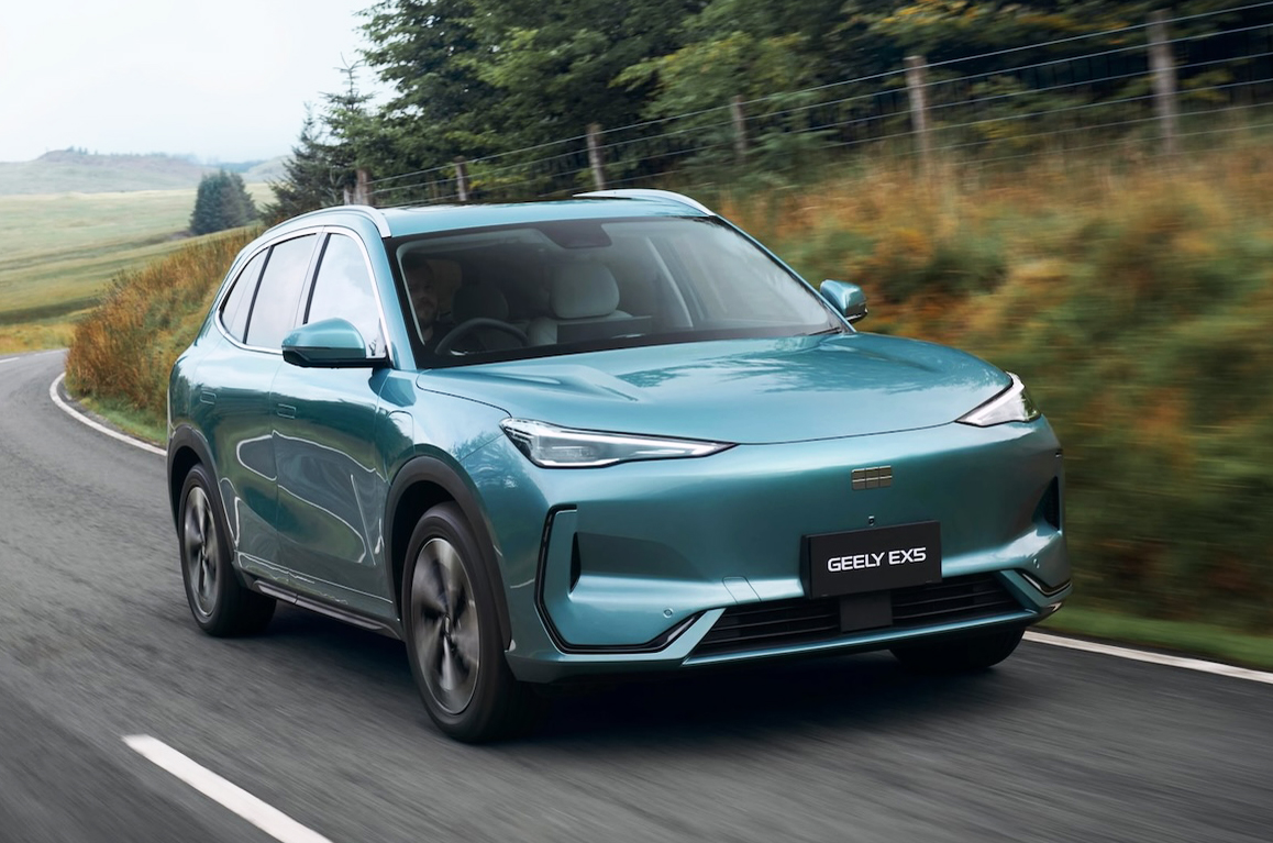 Geely EX5 driving front right