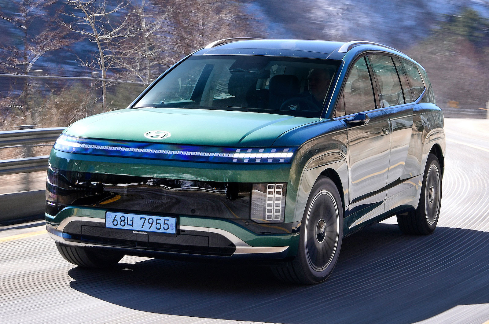 Hyundai Ioniq 9 front cornering