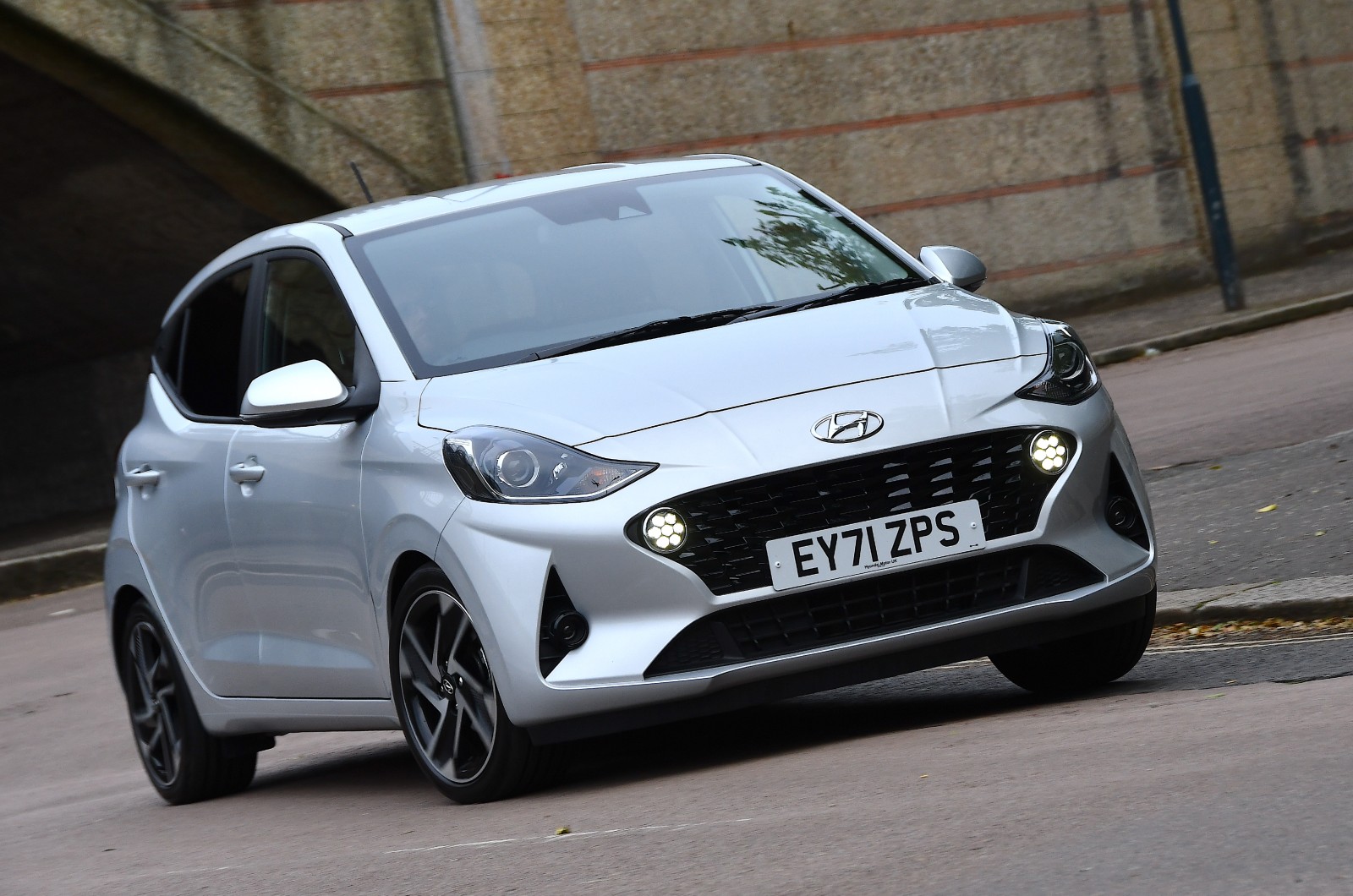 Hyundai i10 front cornering