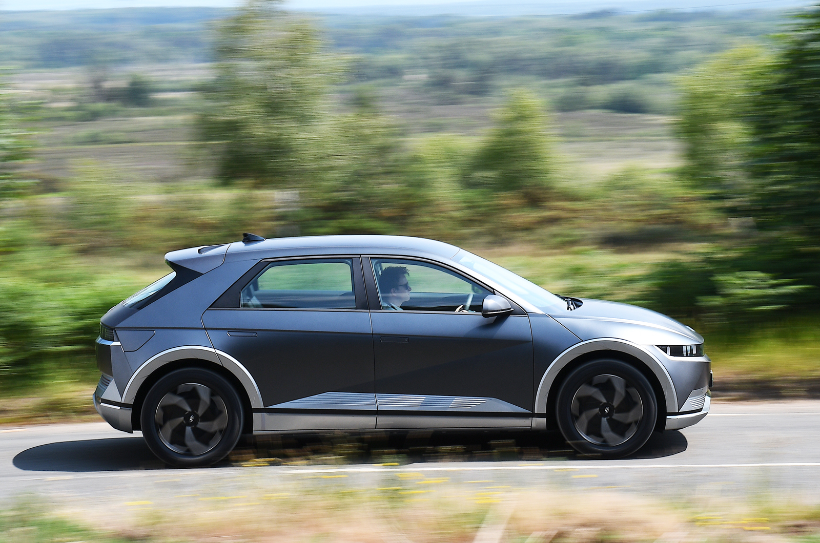 Hyundai Ioniq 5 side action