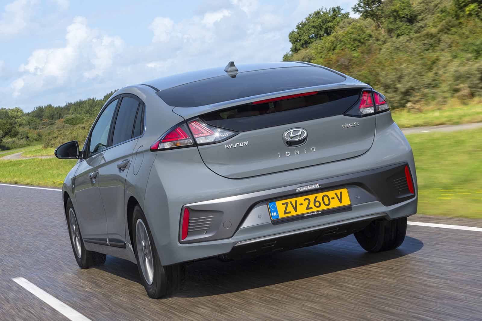Hyundai Ioniq Hybrid 2019 rear tight tracking
